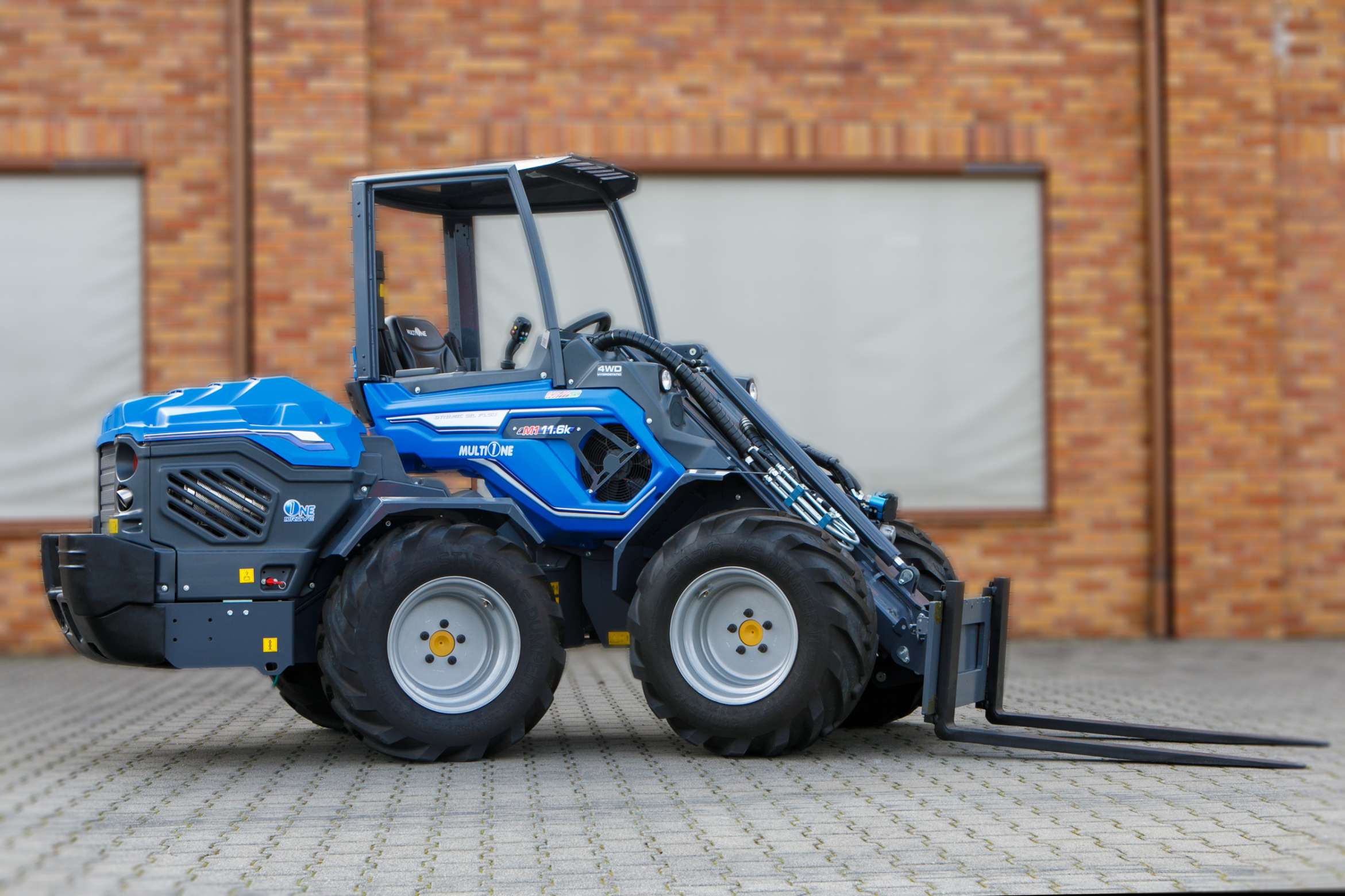 Multione seria 11 Kohler widok z boku maszyna skręcona kabina ramie koła widły paletowe