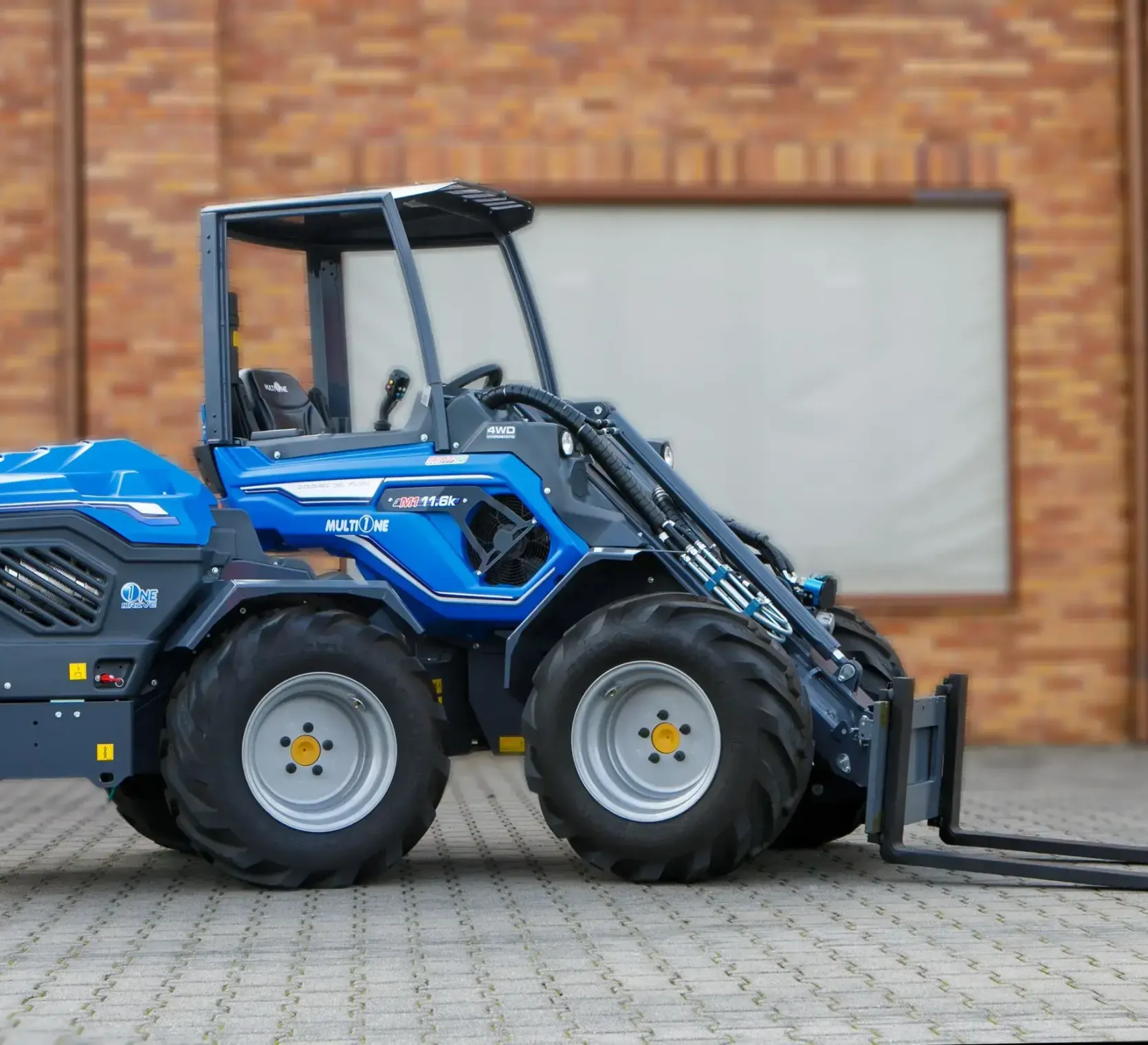 Multione seria 11 Kohler widok z boku maszyna skręcona kabina ramie koła widły paletowe