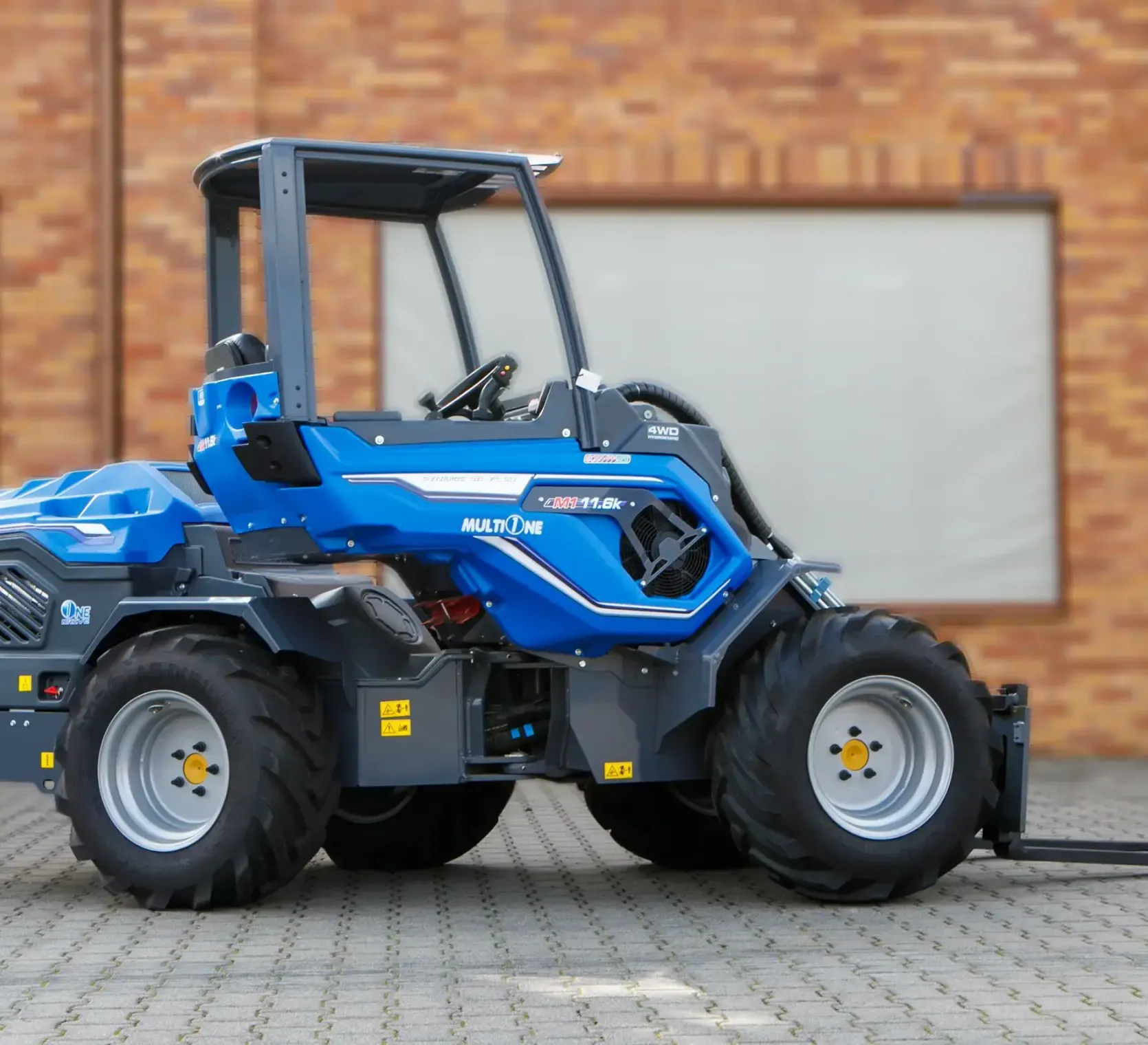 Multione seria 11 Kohler widok z boku maszyna skręcona kabina ramie koła widły paletowe
