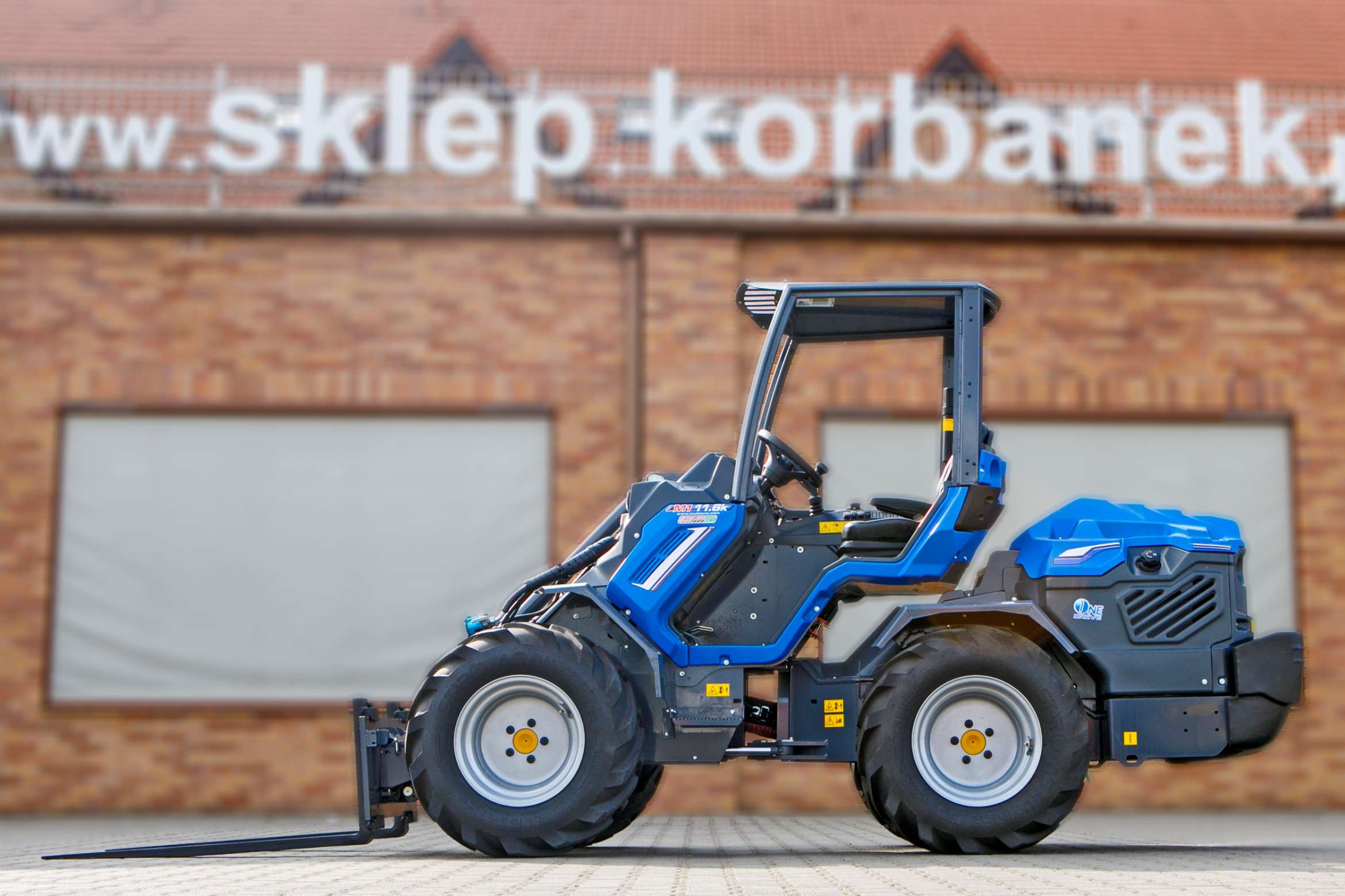 Multione seria 11 Kohler widok z boku kabina ramie koła widły paletowe