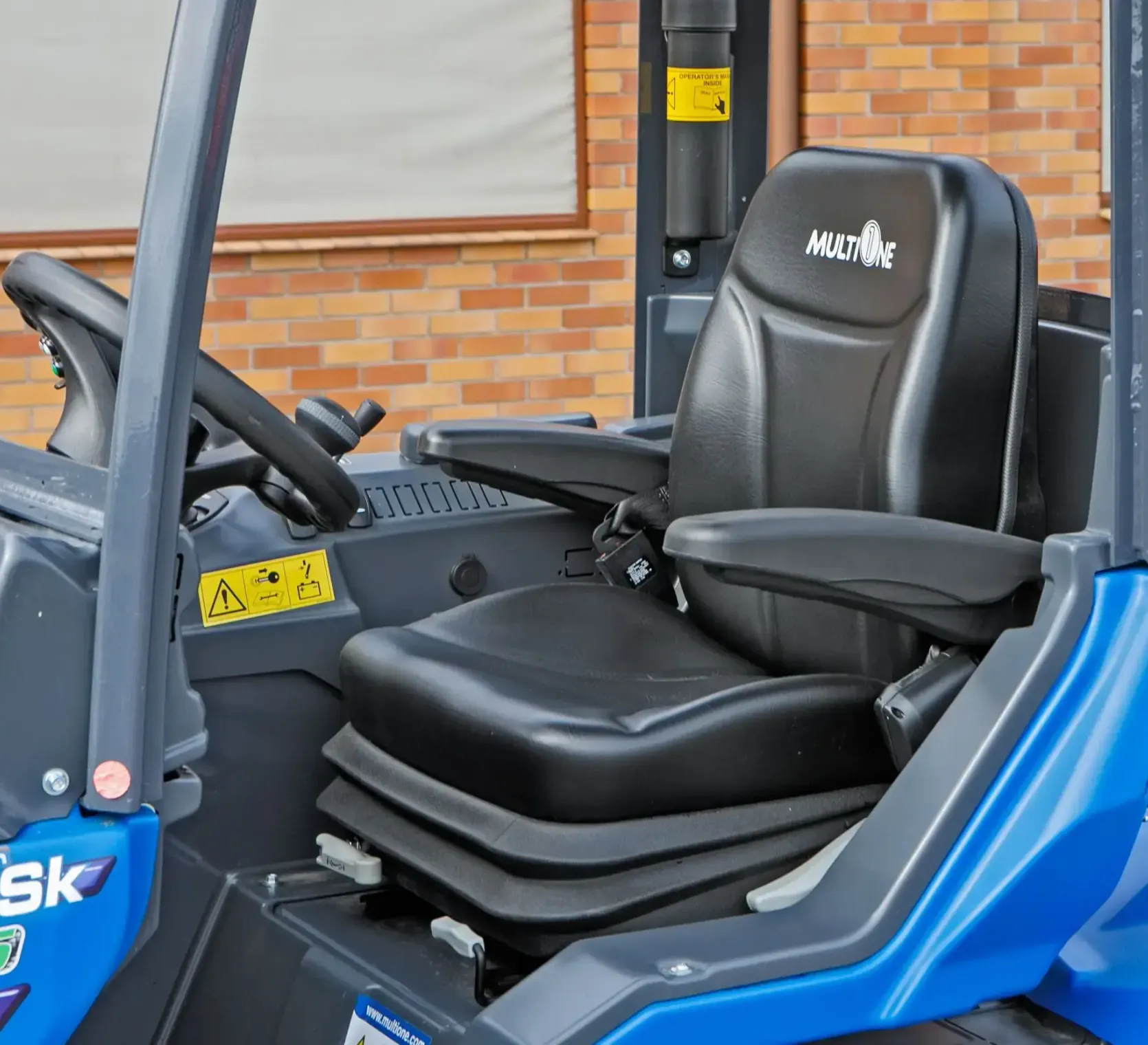 Multione seria 8 Kubota Korbanek kabina fotel operatora sterowanie