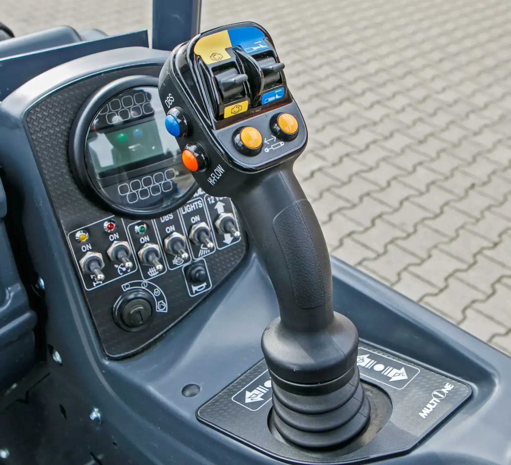 Multione seria 8 Kubota Korbanek kabina joystick wyświetlacz panel sterowania