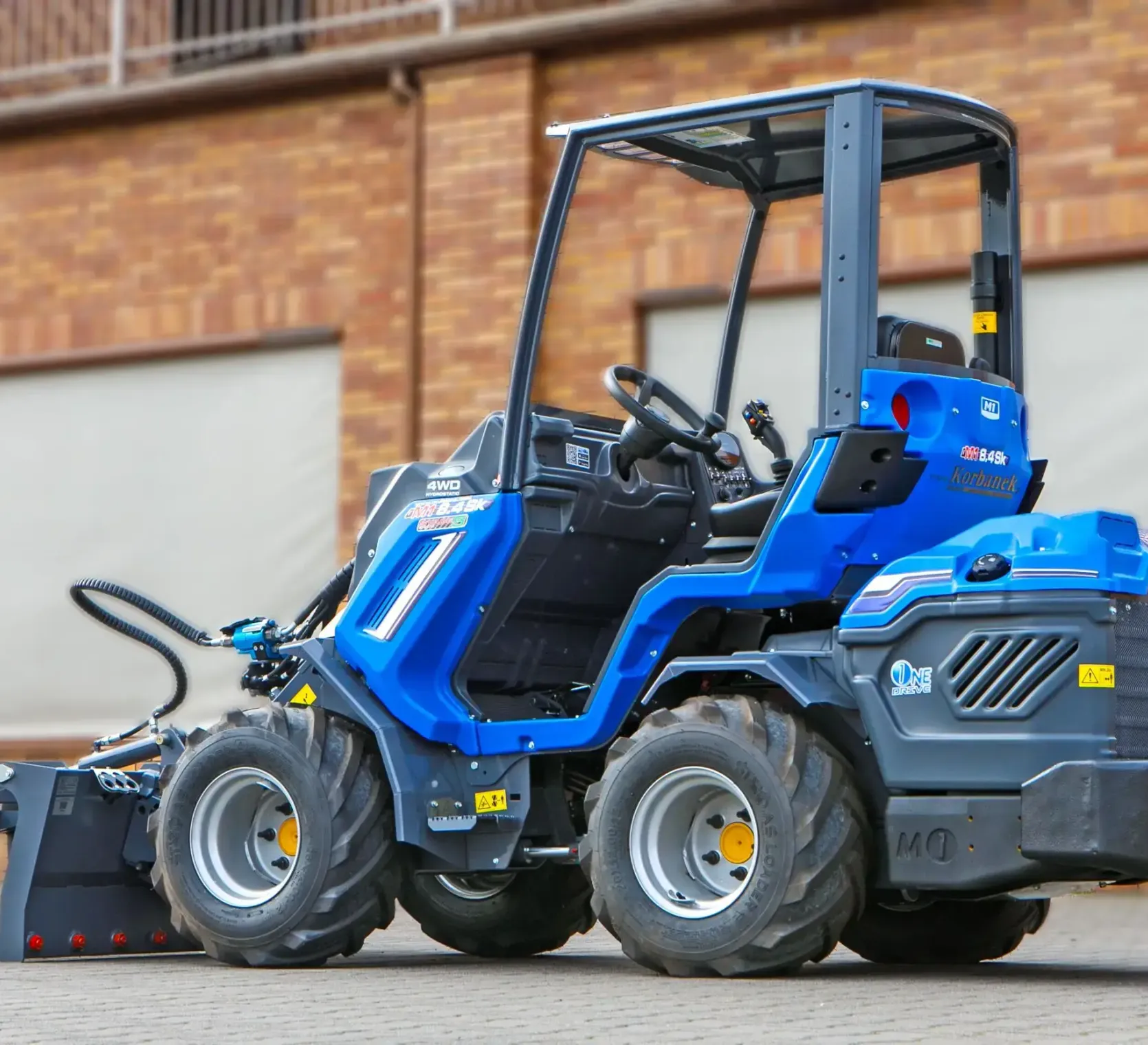 Multione seria 8 Kubota Korbanek bok tył maszyny ramię krokodyl szybkozłącze kabina