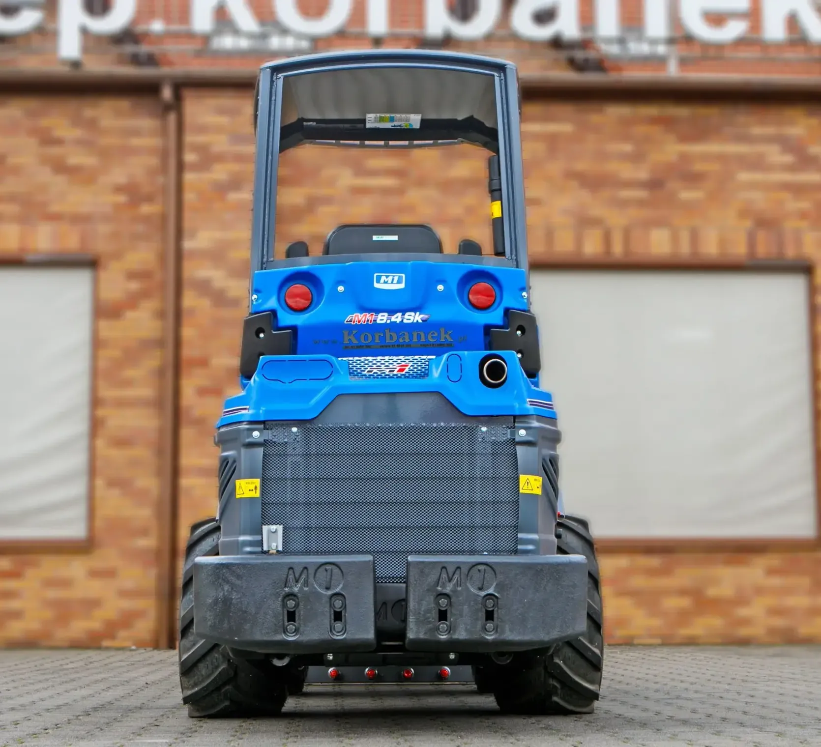 Multione seria 8 Kubota Korbanek tył maszyny kabina przeciwwaga