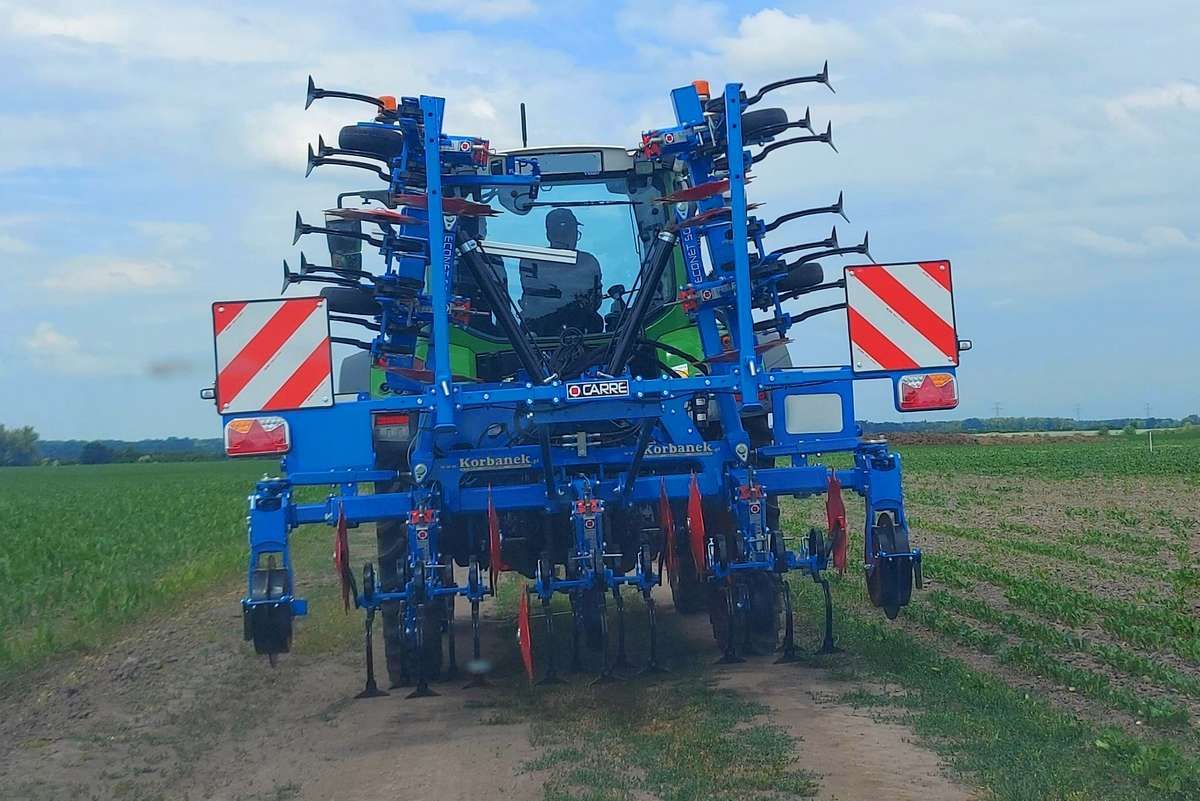 Pielnik na ramie składanej hydraulicznie