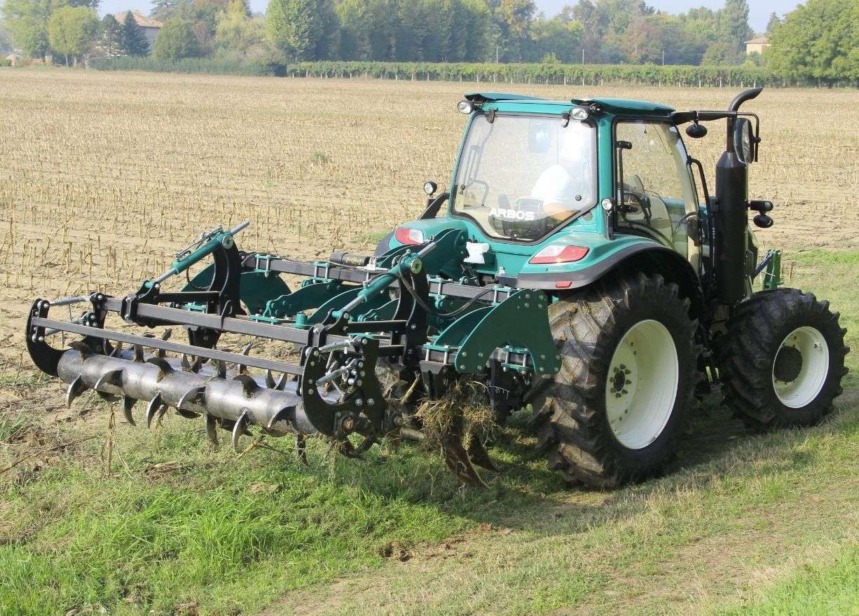 Pług dłutowy 3m Arbos Rock po pracy w polu