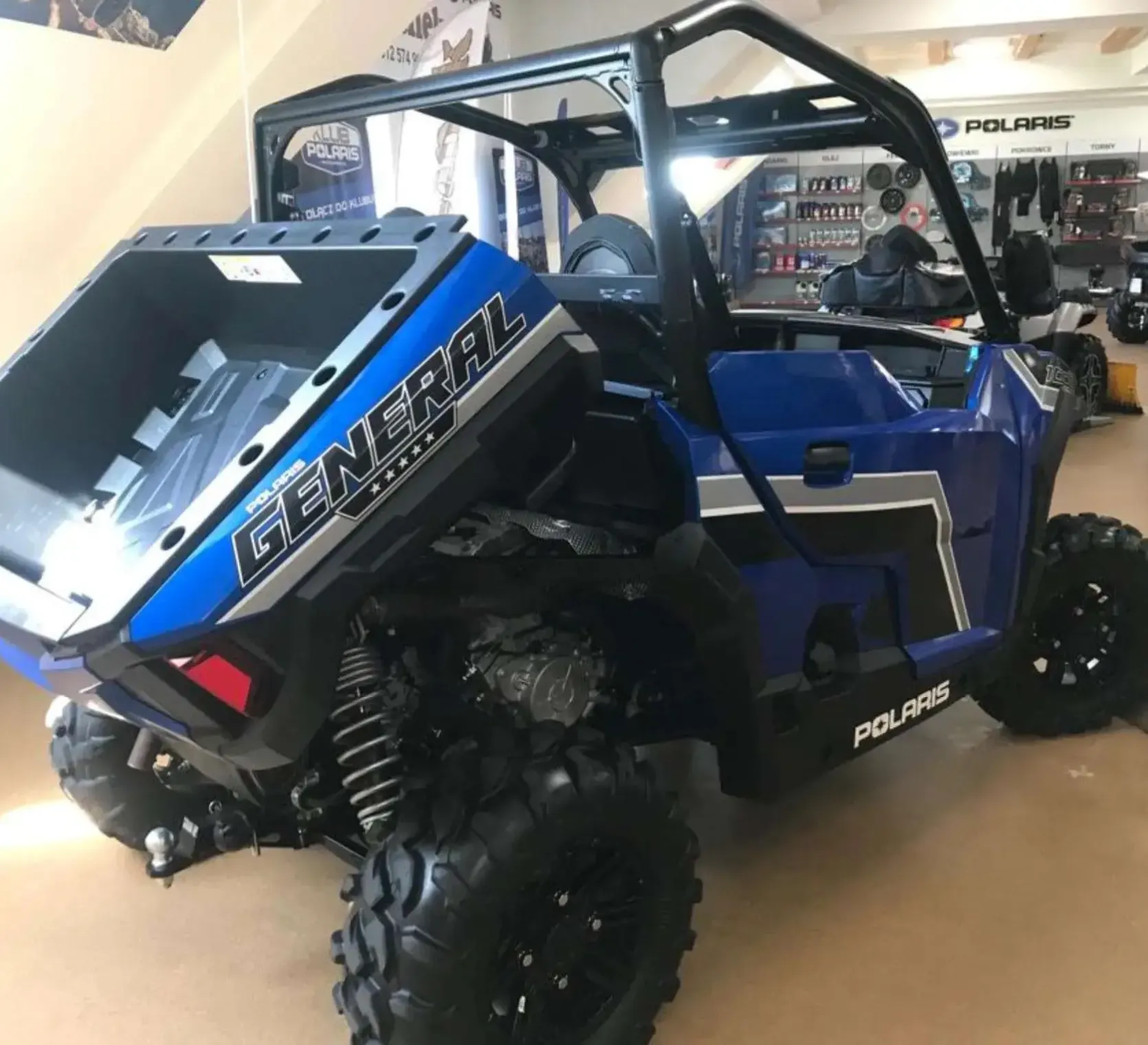 Super Quad Polaris atv z serii General 1000 EPS widok na prawy bok