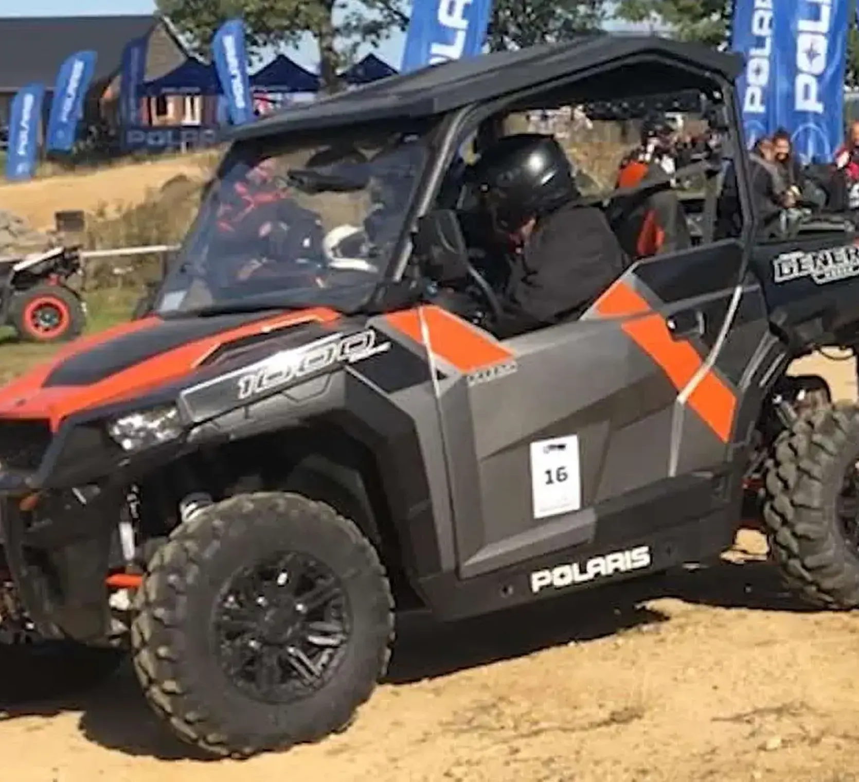 Pomarańczowo - czarny Quad Polaris GENERAL 1000 EPS DELUXE z oferty spółki Korbanek  widok na przód pojazdu 