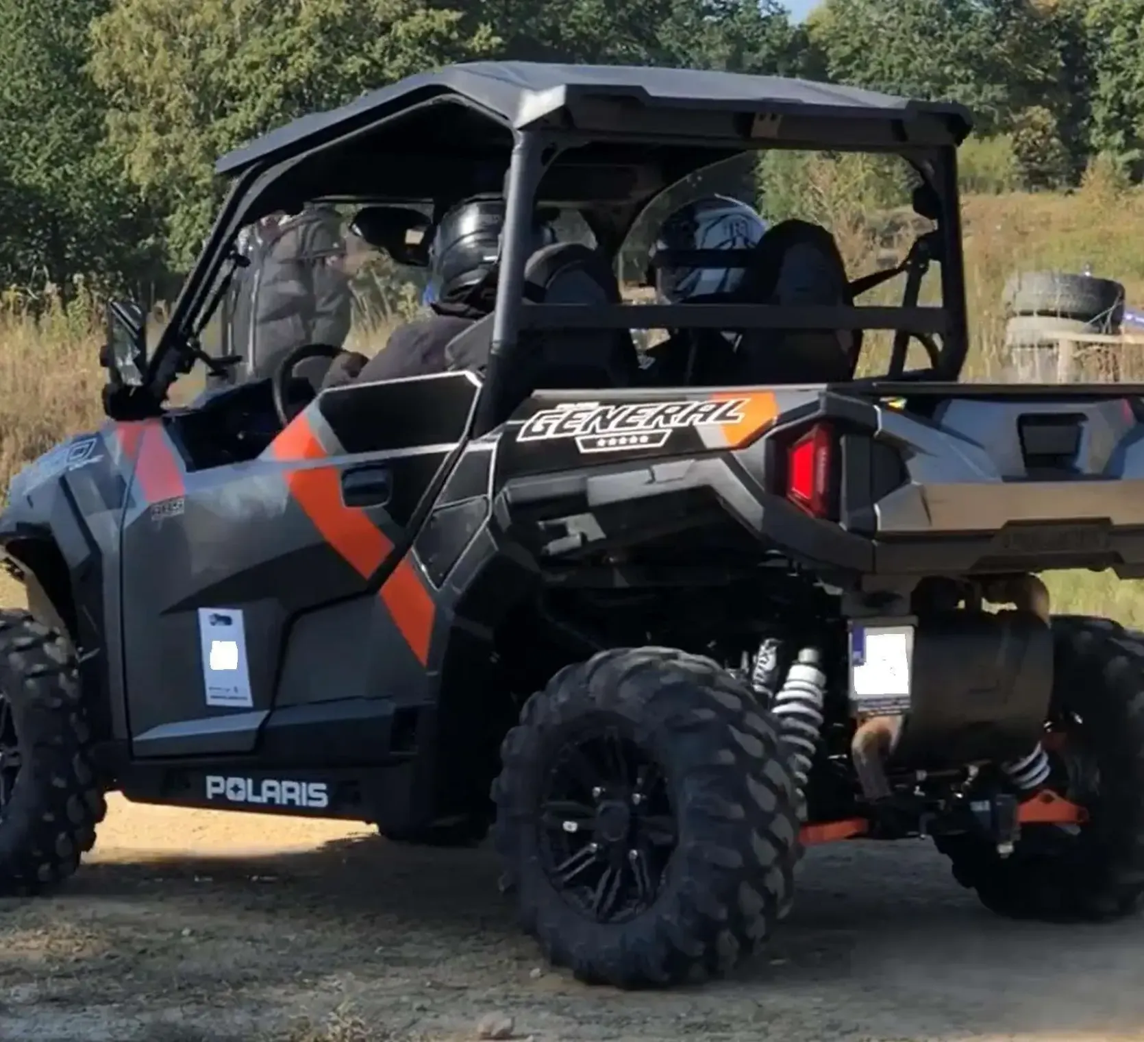 Pomarańczowo - czarny Quad Polaris GENERAL 1000 EPS DELUXE z oferty spółki Korbanek  widok na bok pojazdu 