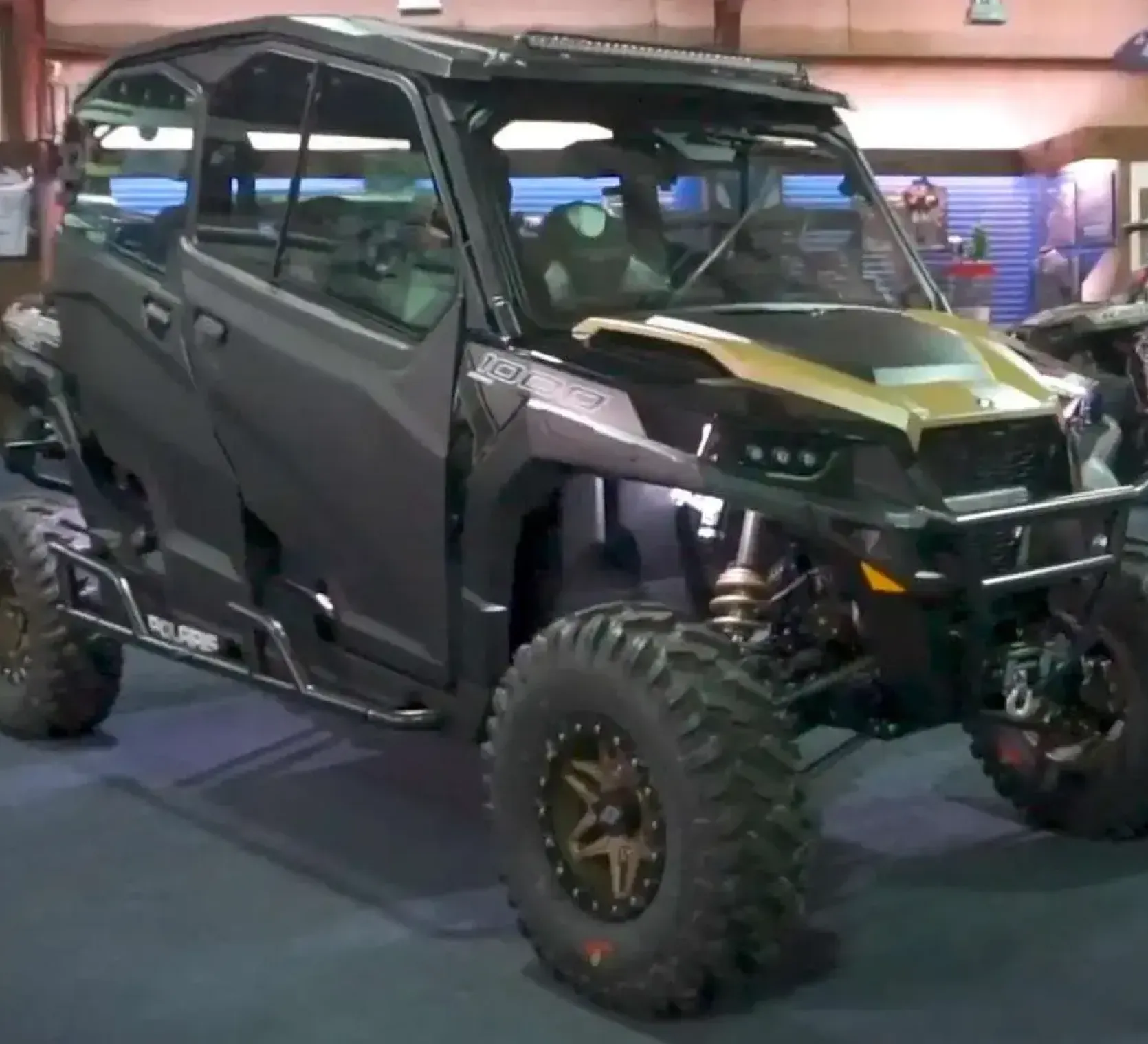 Czerwono - Czarny Quad Polaris GENERAL 1000 EPS atv wersja czteroosobowa z oferty spółki Korbanek 