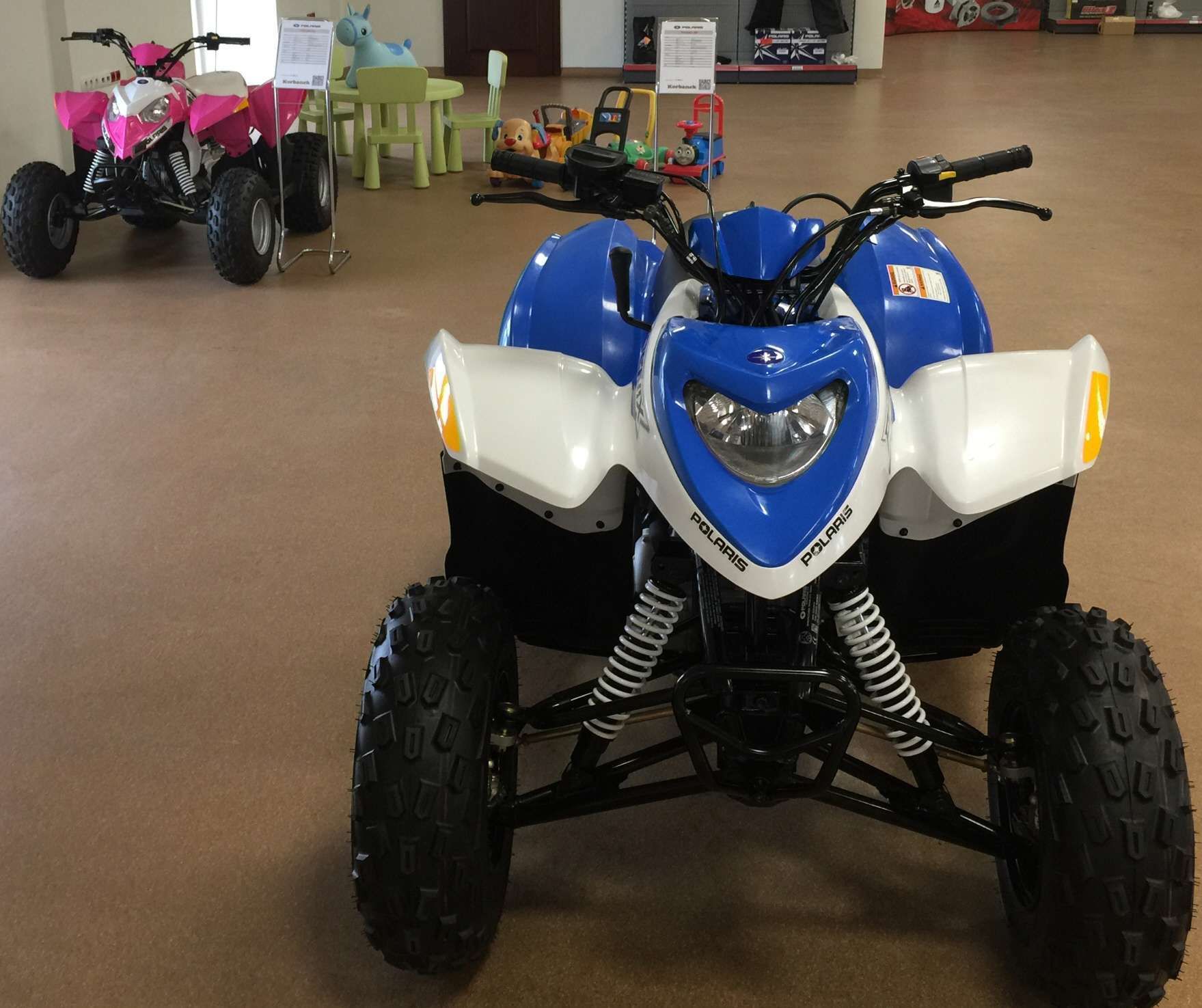Niebieski atv Quad Polaris Phoenix 200 z żółtymi dodatkami z oferty korbanek.pl