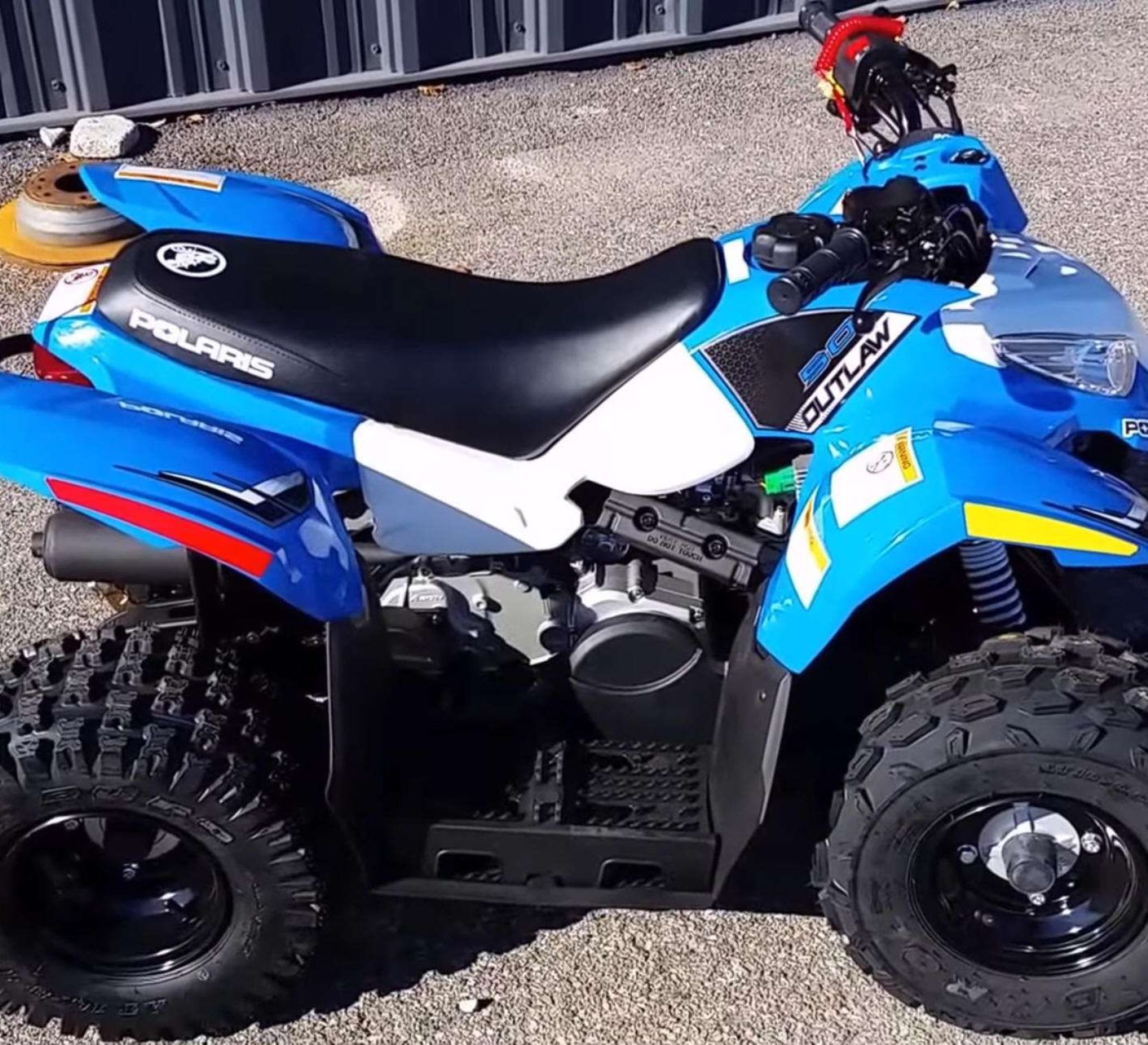 Limonkowy niebieski Quad Polaris Outlaw w ofercie www.korbanek.pl atv dla małych dzieci
