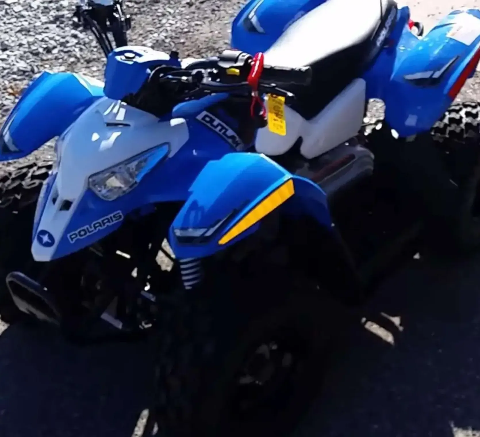 Limonkowy niebieski atv Quad Polaris Outlaw 50 widok na lewy bok,  korbanek.pl