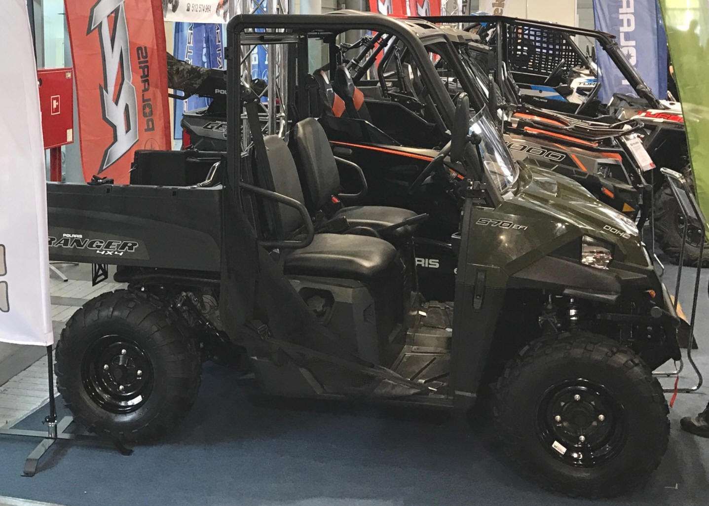 zielony quad Polaris Ranger 570 EPS przy załadunku drewna w lesie atv