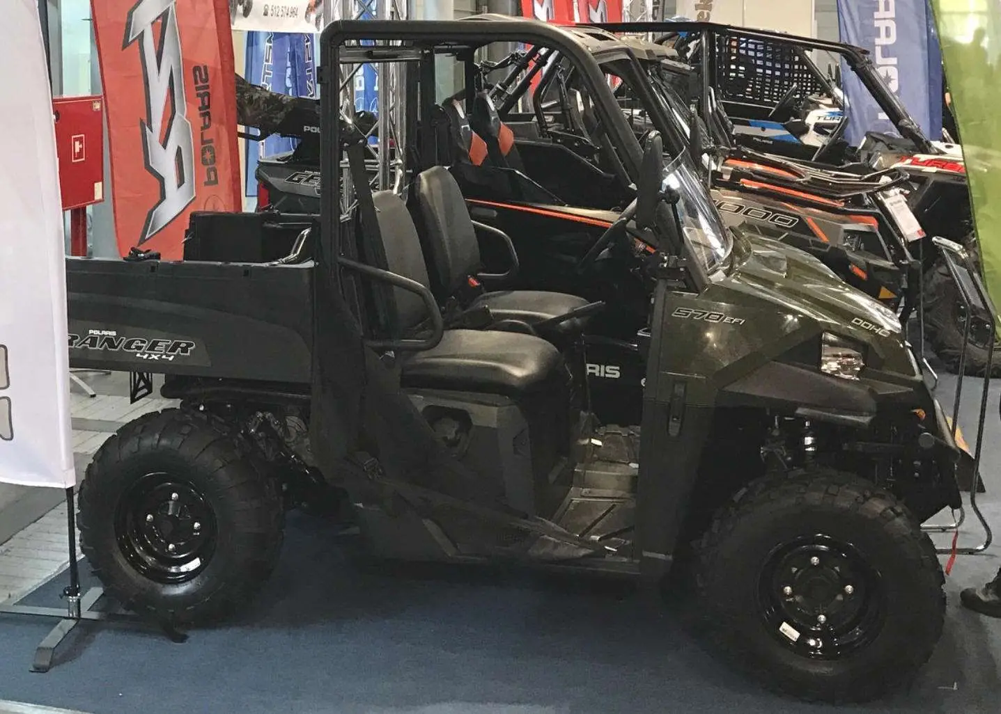 zielony quad Polaris Ranger 570 EPS przy załadunku drewna w lesie atv