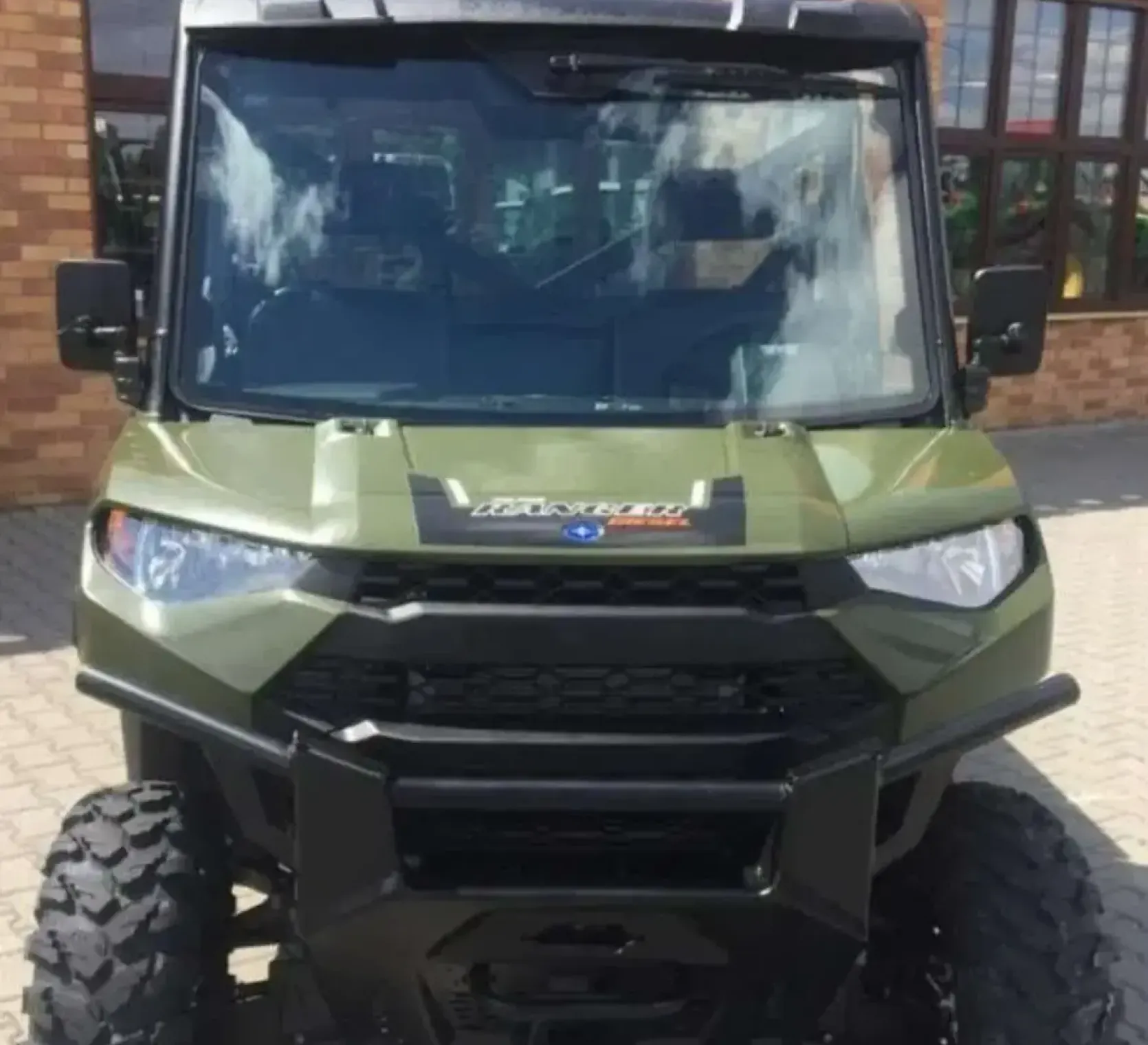 Zielony quad marki Polaris seria RANGER Diesel HD dwuosobowy z bagażnikiem widok na bok pojazdu 