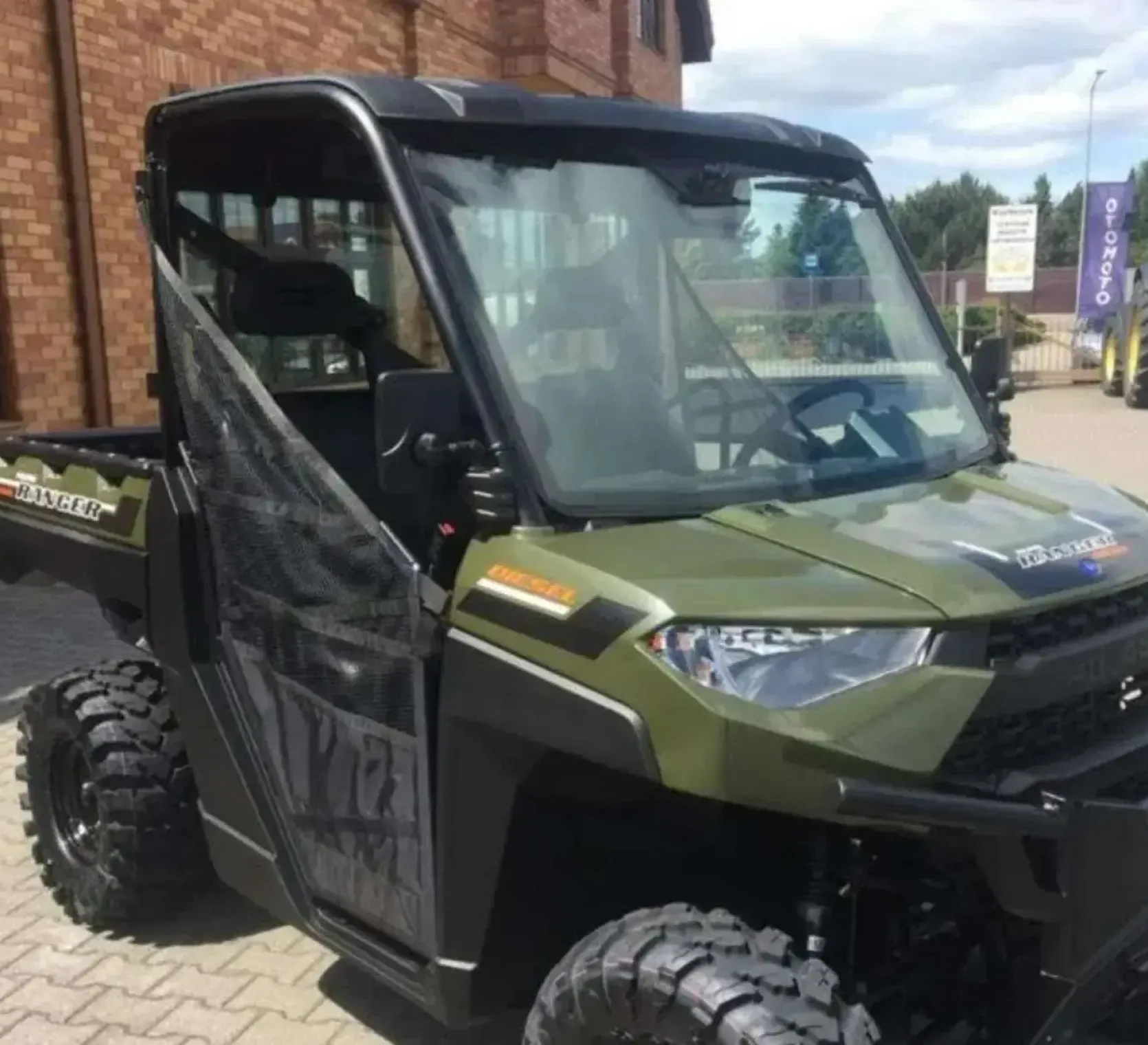 Zielony ciągnik Polaris seria RANGER Diesel HD dwuosobowy z bagażnikiem