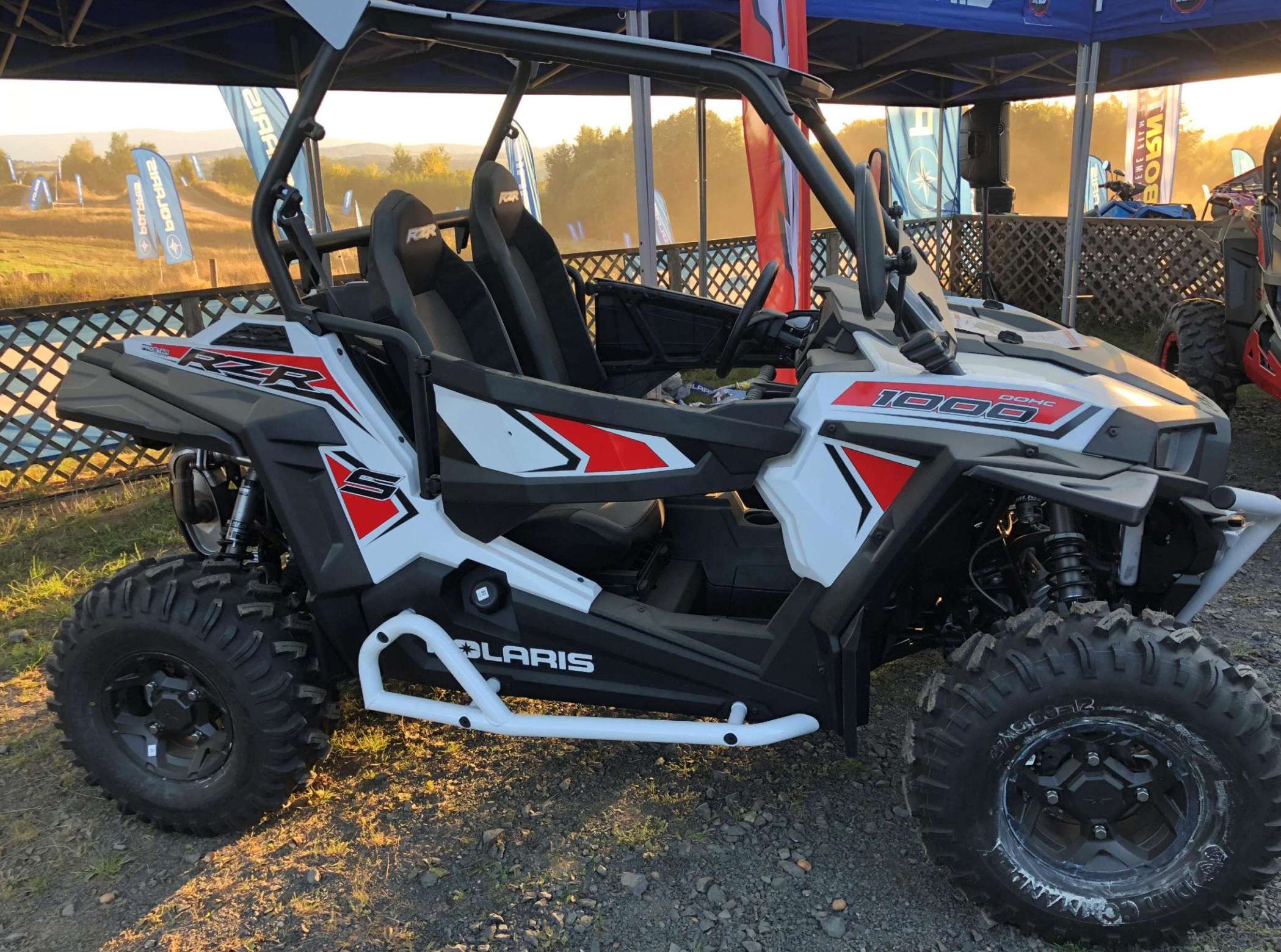 Quad 1000 Xp RZR Polaris kolor czarny czerwony aluminiowe felgi atv światła led