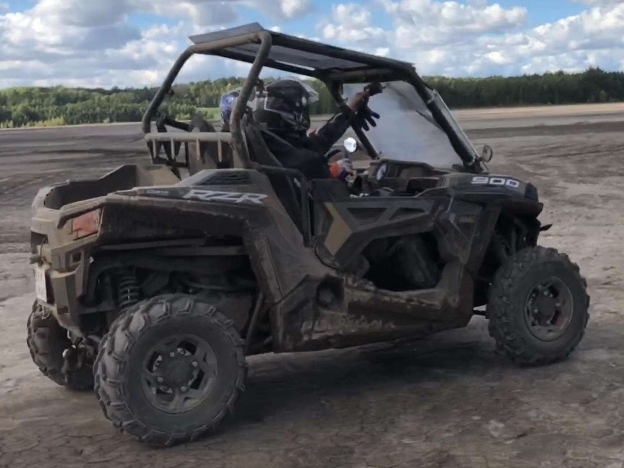 ciągnik rolniczy Polaris RZR 900 EPS używany lewy przód z ramą ochronną