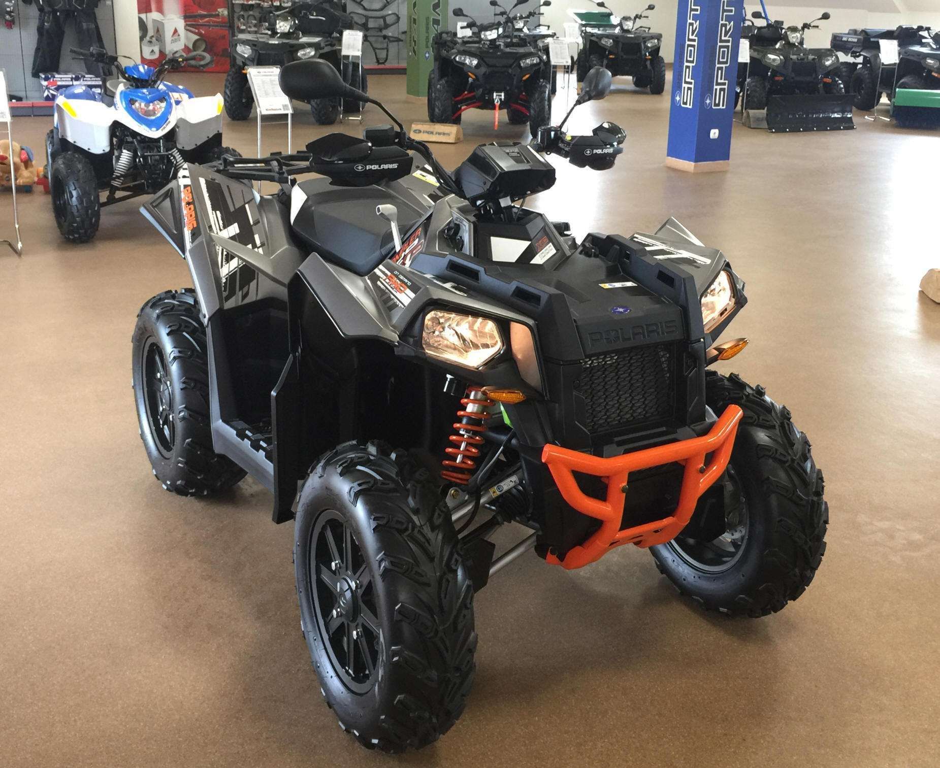 prawy przód używany quad Polaris Scrambler XP 1000 LIMITED atv grey z seledynową ramką ochronną  z przodu