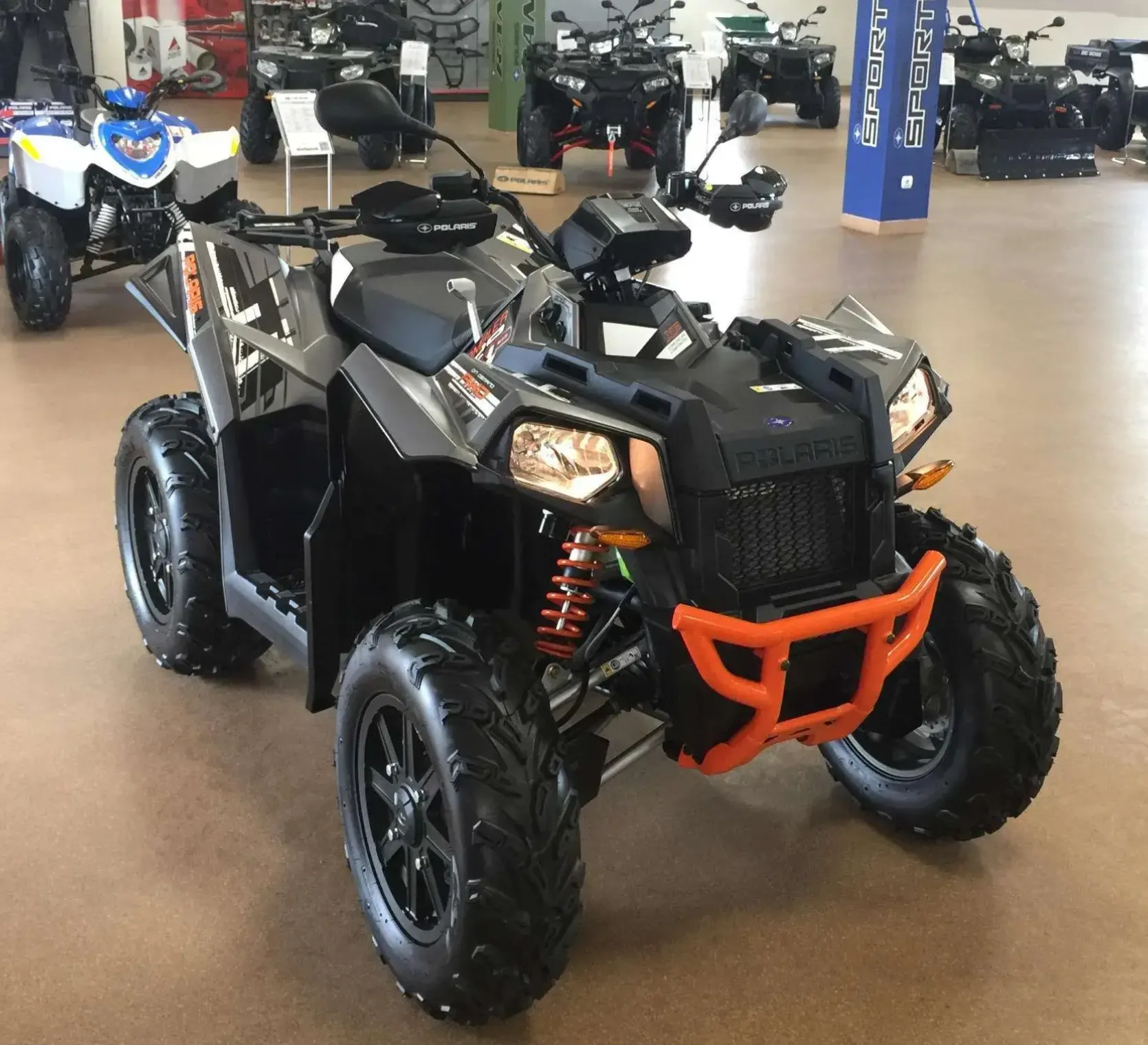 prawy przód używany quad Polaris Scrambler XP 1000 LIMITED atv grey z seledynową ramką ochronną  z przodu