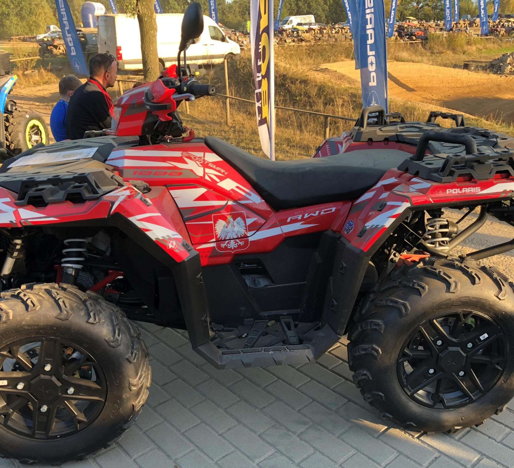 Quad Sportsman 1000 XP Polaris Falcon atv napęd 2x4 4x4 kontrola zjazdu ADC wspomaganie kierownicy EPS EBS hamowanie silnikiem kolor biały czarny felgi aluminiowe system lock and ride Korbanek.pl
