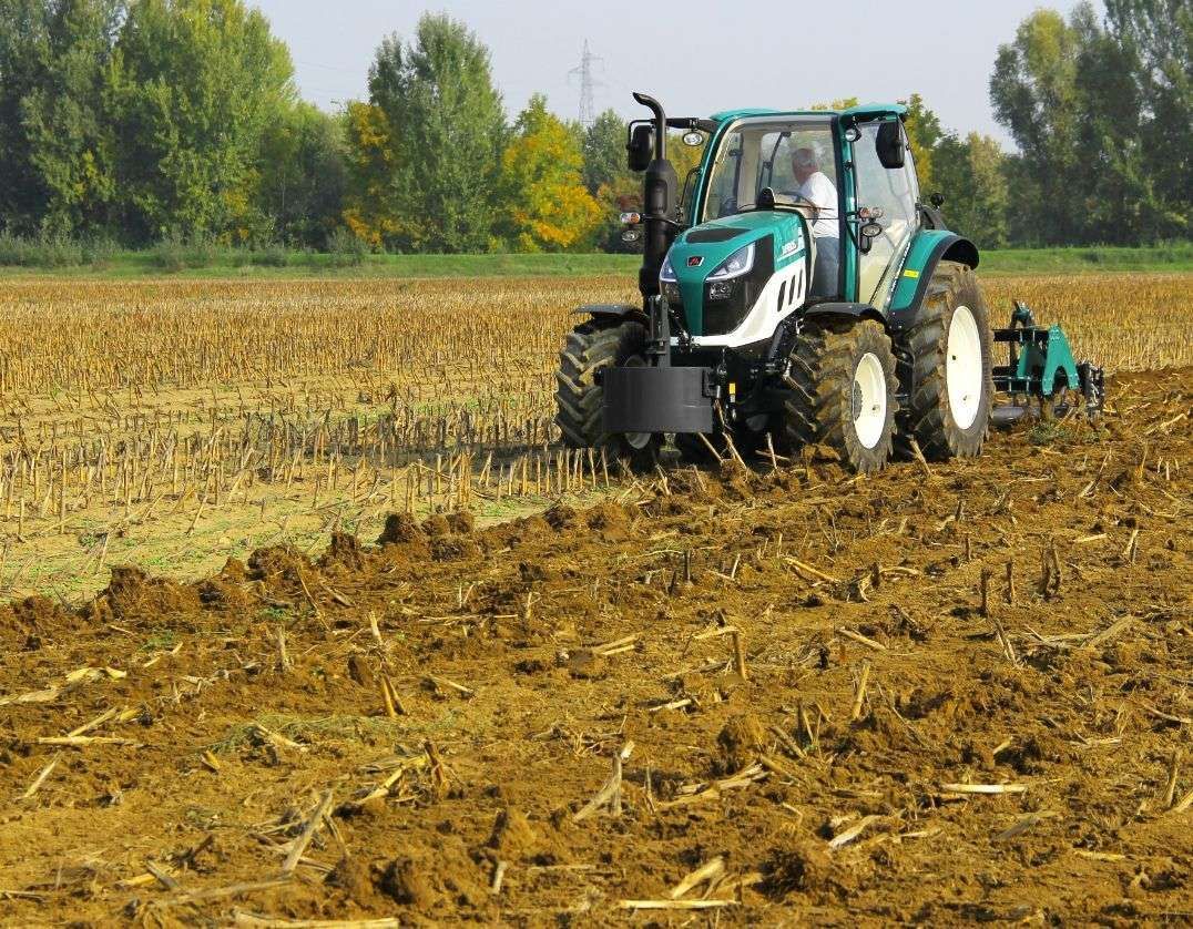 Pole, ściernisko, na którym pracuje pług dłutowy ARBOS ROCK