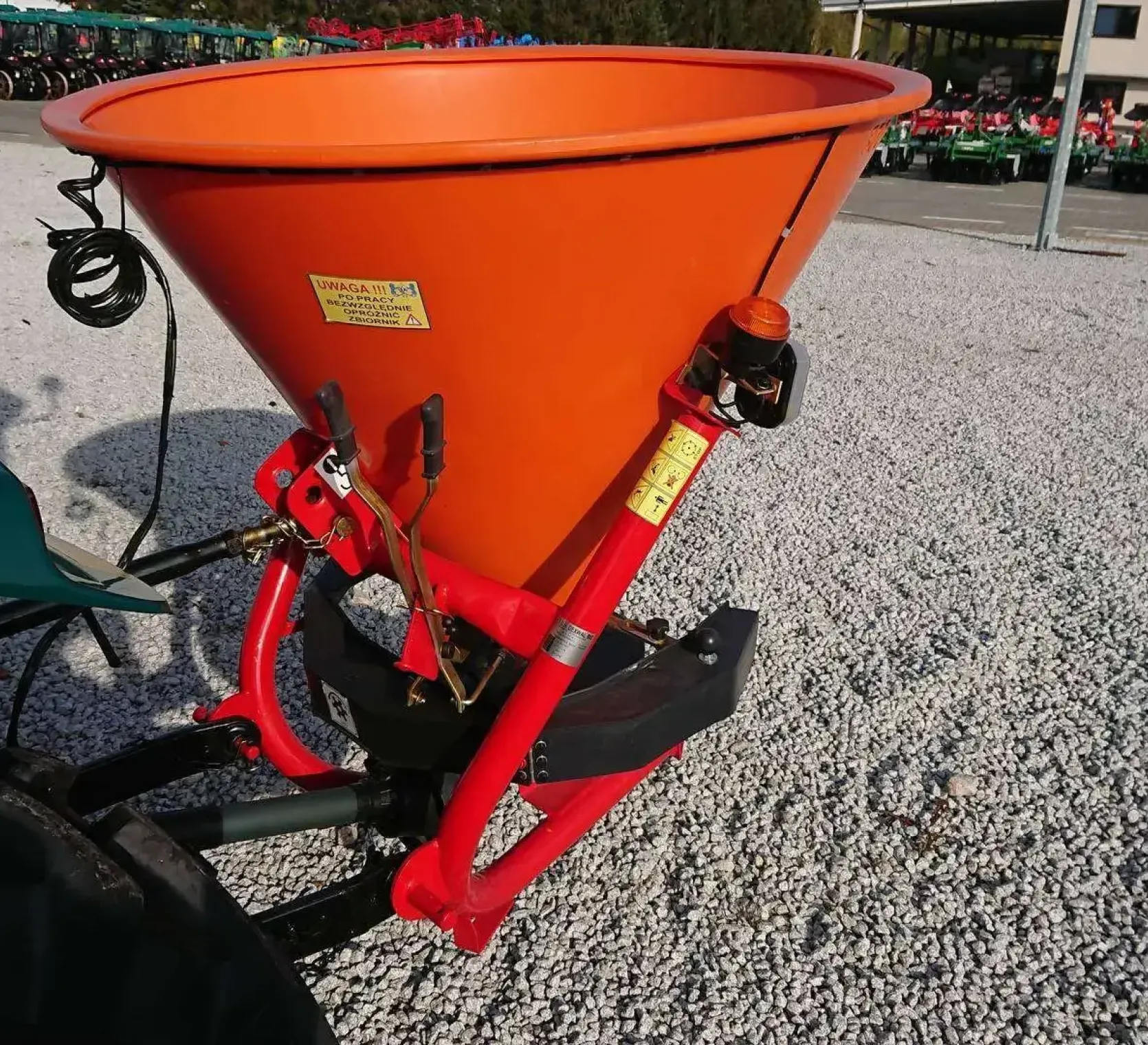 Posypywarka Dexwal L300 mini dźwignie regulacji dawki