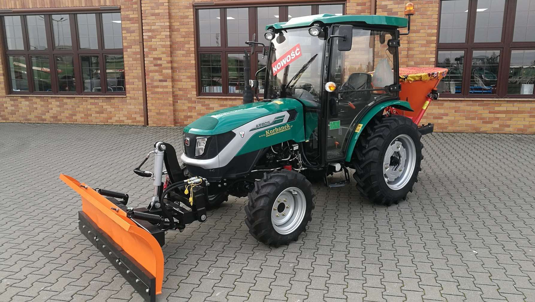 Ciągnik 2035 z posypywarką 300 L dexwall 