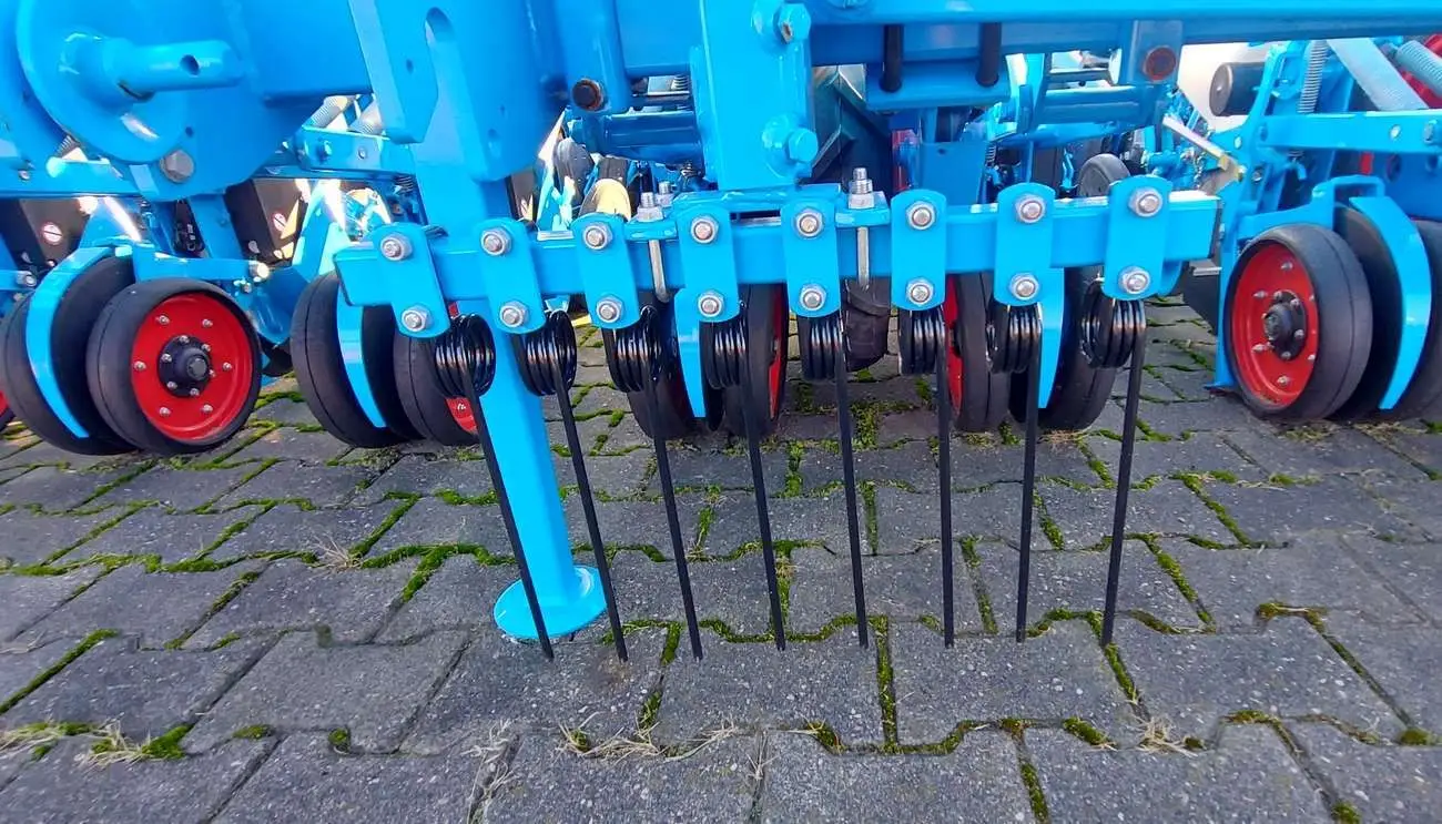 Przedni spulchniacz śladów kół ciągnika, na siewniku MECA V4