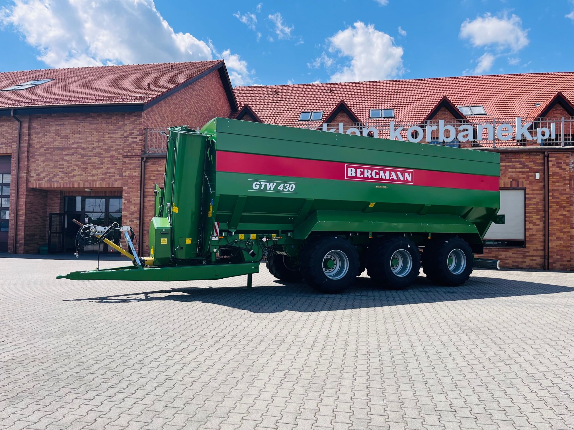 Przyczepa-przeladowcza-przeladunkowa-bergmann-GTW-430-szybki-wyladunek-duza-pojemnosc-plac-firma-korbanek
