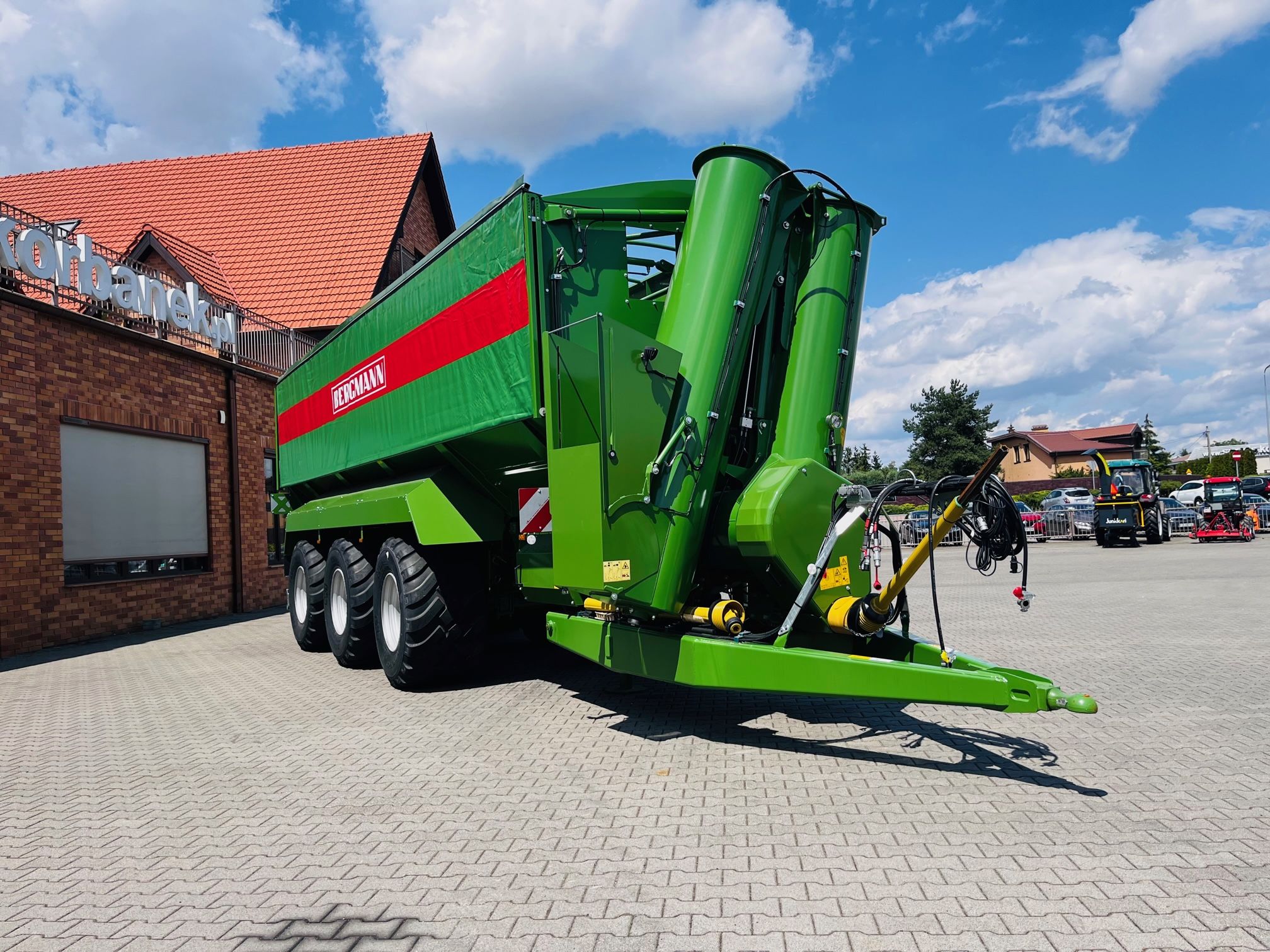 Przyczepa-przeladowcza-przeladunkowa-bergmann-GTW-430-szybki-wyladunek-duza-pojemnosc-plac-firma-korbanek