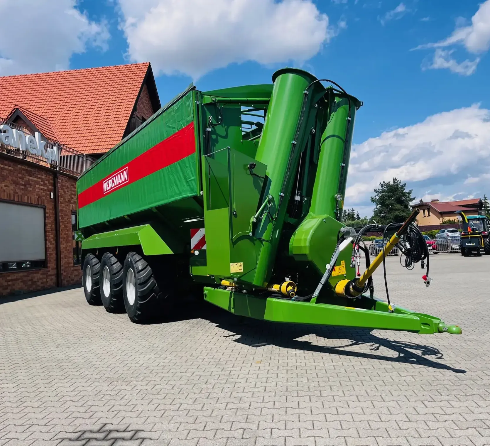 Przyczepa-przeladowcza-przeladunkowa-bergmann-GTW-430-szybki-wyladunek-duza-pojemnosc-plac-firma-korbanek