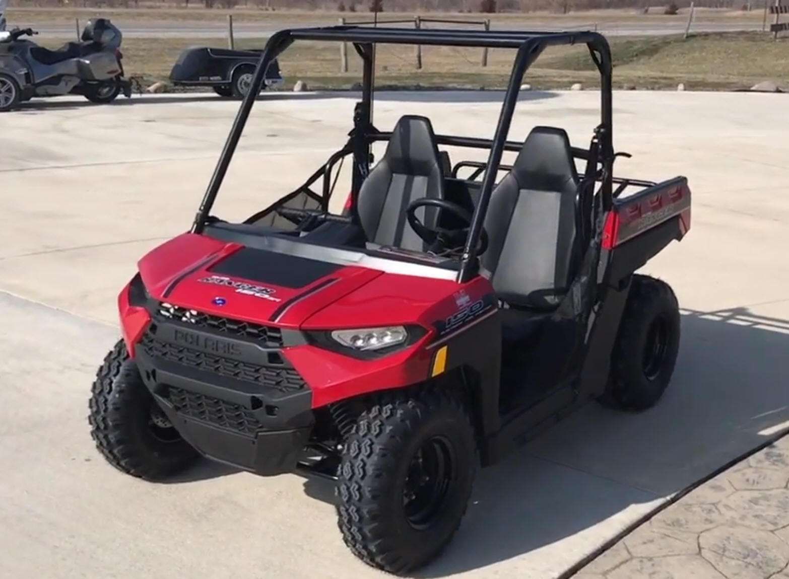 Quad Polaris Ranger 150 atv światła ledowe z przodu kolor czerwony klatka bezpieczeństwa pasy paka załadunkowa felgi stalowe czarne fotele wersja dla dwóch osób Korbanek.pl