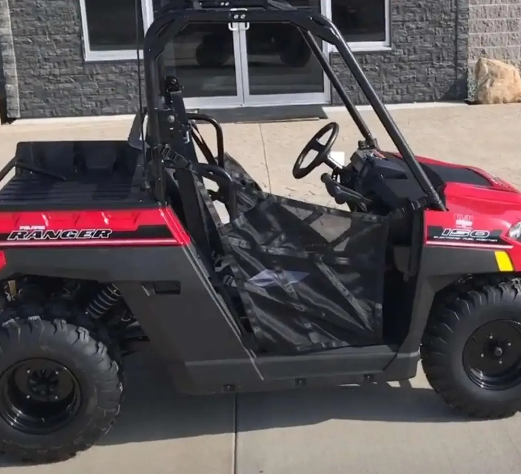 150 Polaris Ranger Quad dla dzieci bezpieczny atv klasyczna kierownica samochodowa felgi stalowe paka zaladunkowa kolor czerwony siatki boczne Korbanek.pl