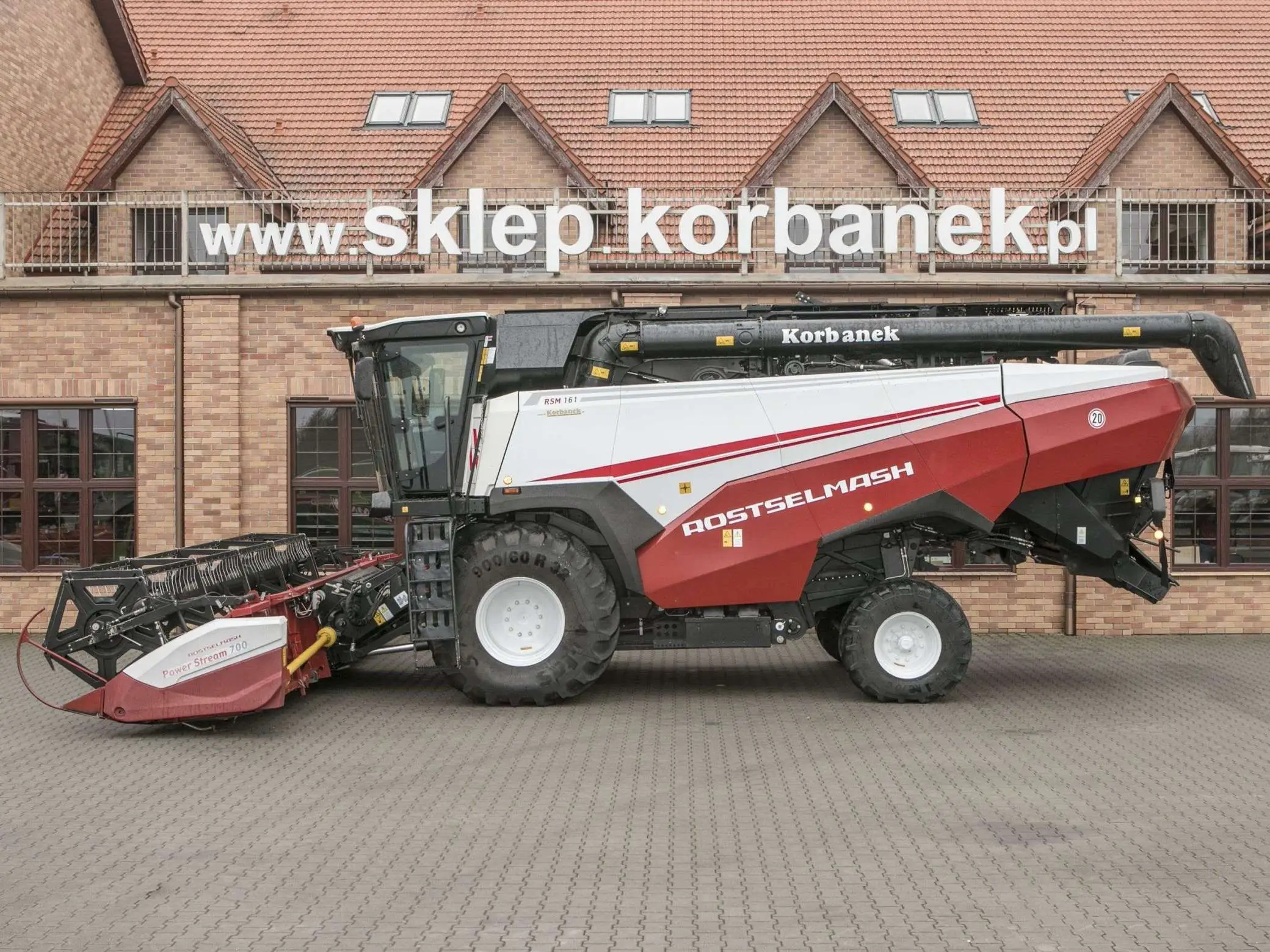 Kombajn RSM 161 stojący na placu na korbanek.pl