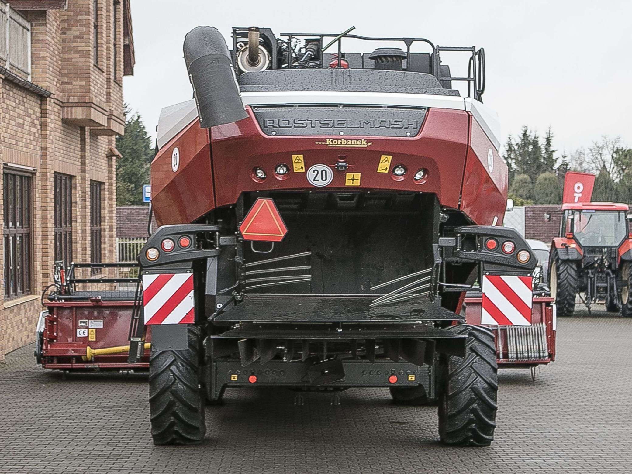 Kombajn zbożowy widok od tyłu na Rostselmash RSM 161