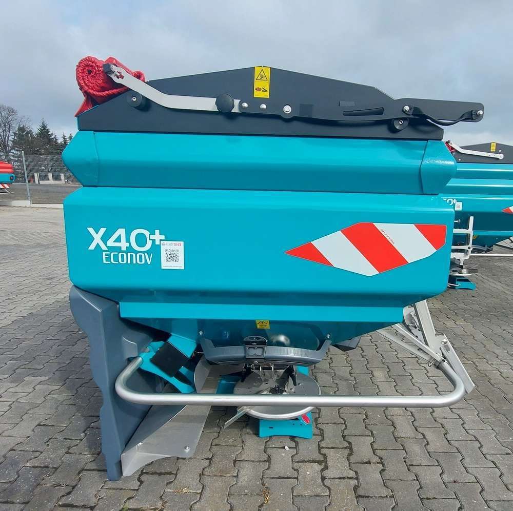 Rozsiewacz nawozów 2500 litrów X40+ Econov ISOBUS widok z boku