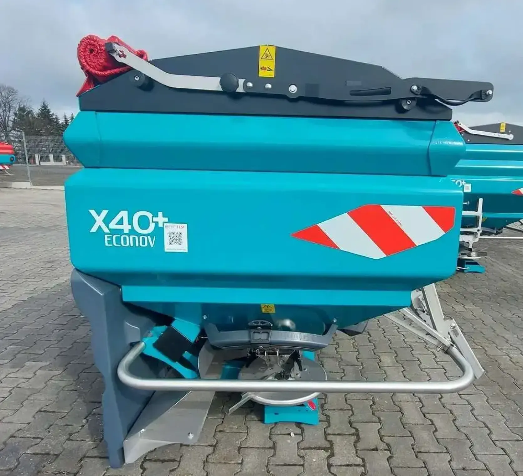 Rozsiewacz nawozów 2500 litrów X40+ Econov ISOBUS widok z boku