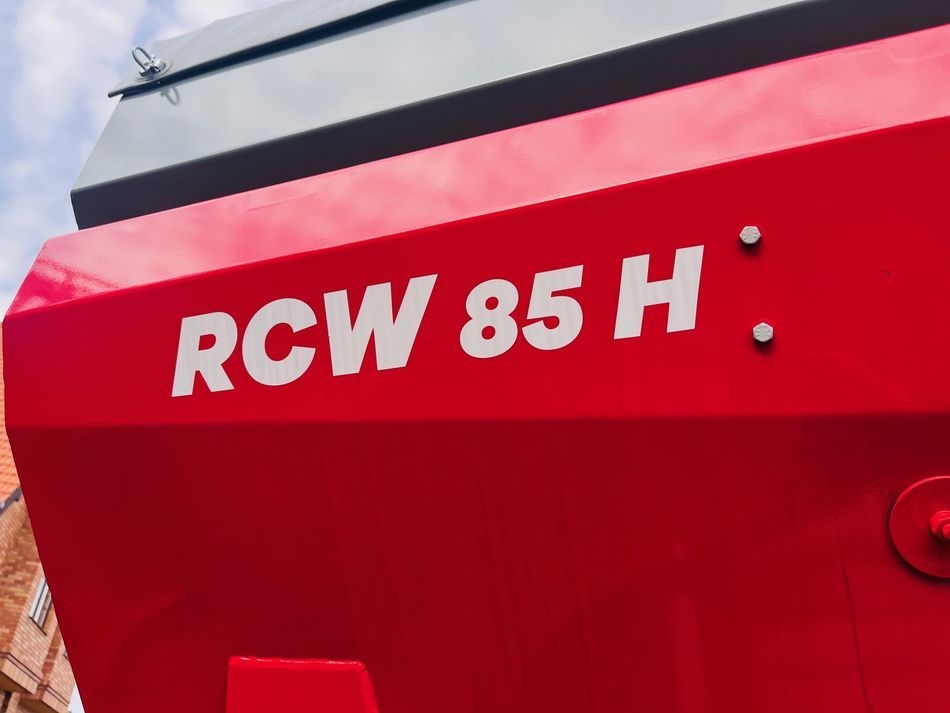 Rozsiewacz do nawozu i wapna przyczepiany Unia Group RCW 85 H Plac Korbanek