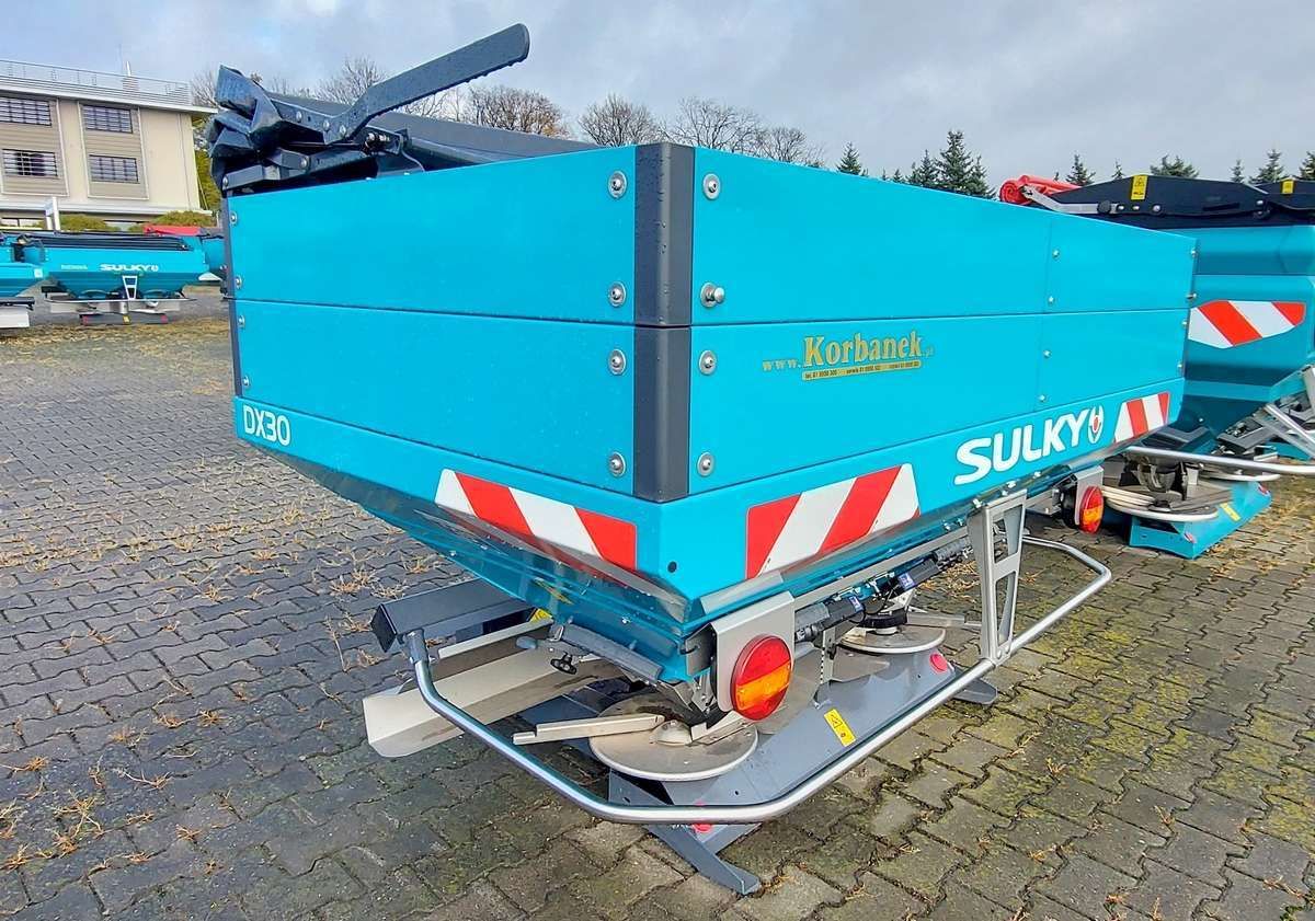 Rozsiewacz nawozów Sulky DX 30 W-Control Isobus z boku