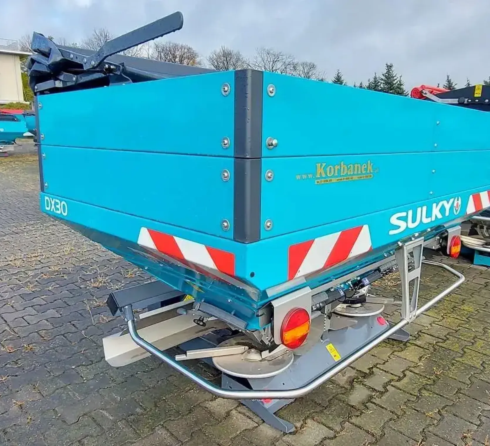 Rozsiewacz nawozów Sulky DX 30 W-Control Isobus z boku