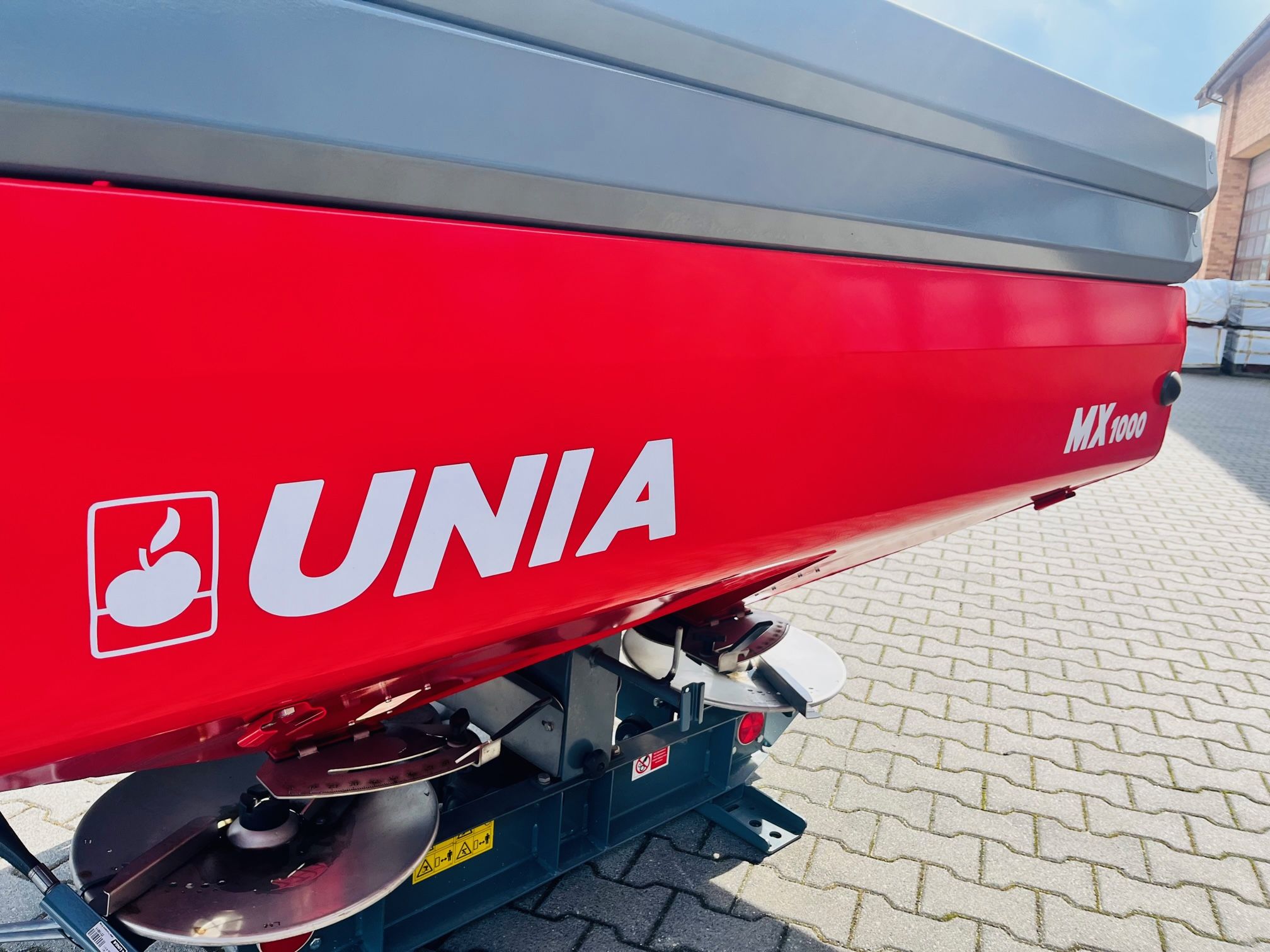 Precyzyjny zawieszany rozsiewacz nawozu Unia Group MX 1000 z limiterem i nadstawkami
