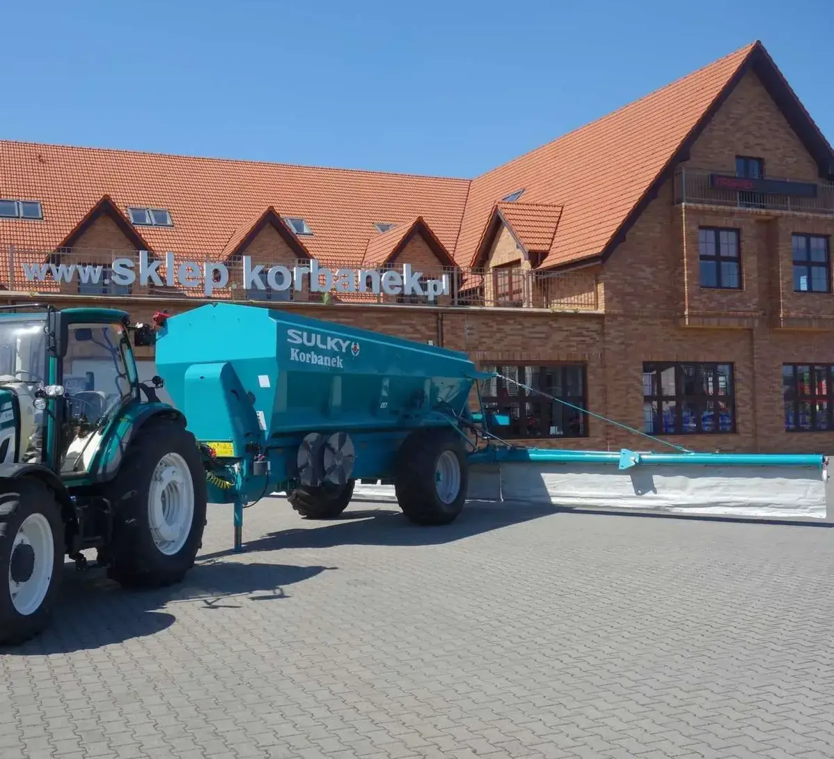Rozsiewacz przyczepiany o pojemności 13 000 litrów