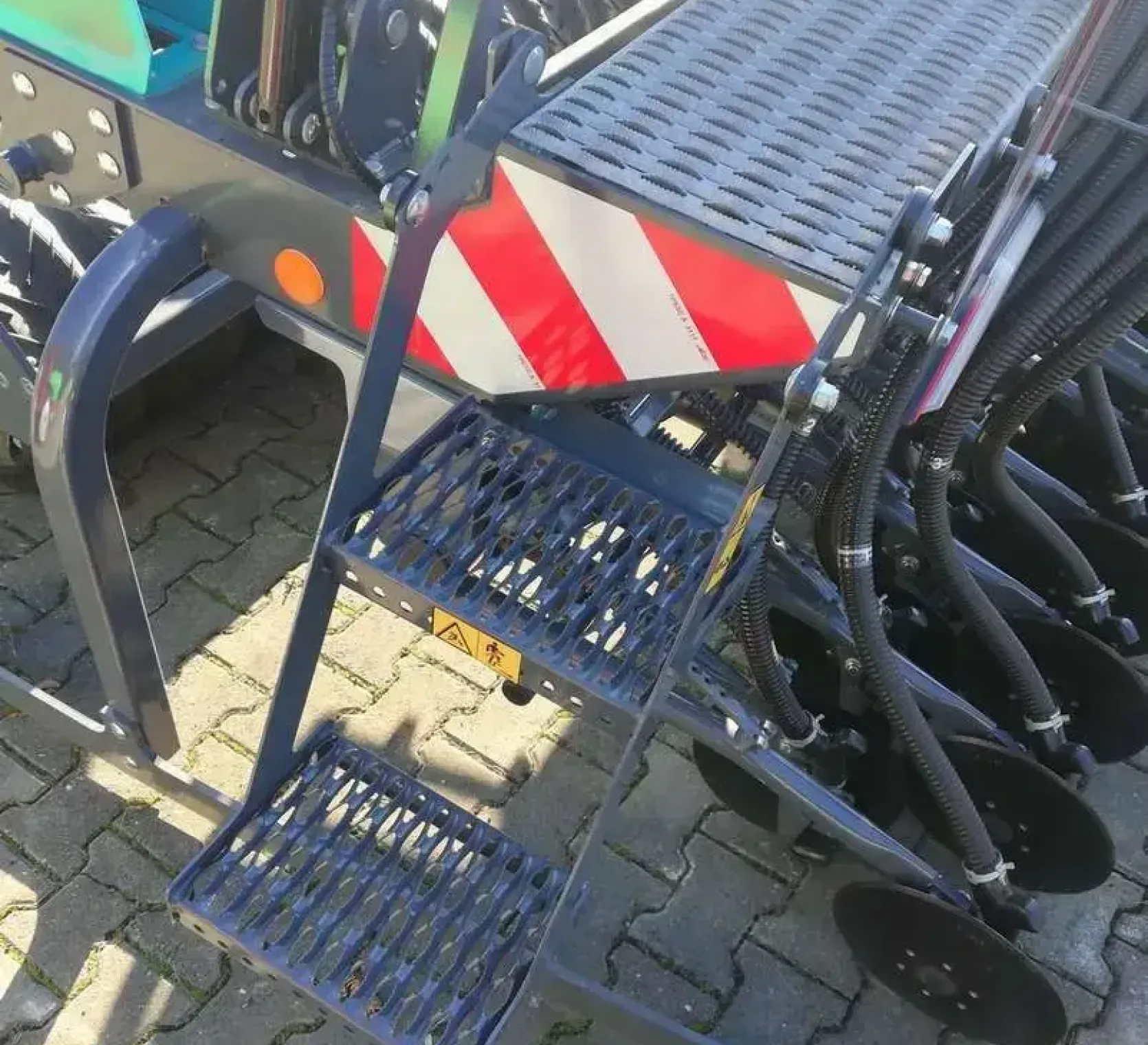 Schodki dostępowe i pomost załadunkowy