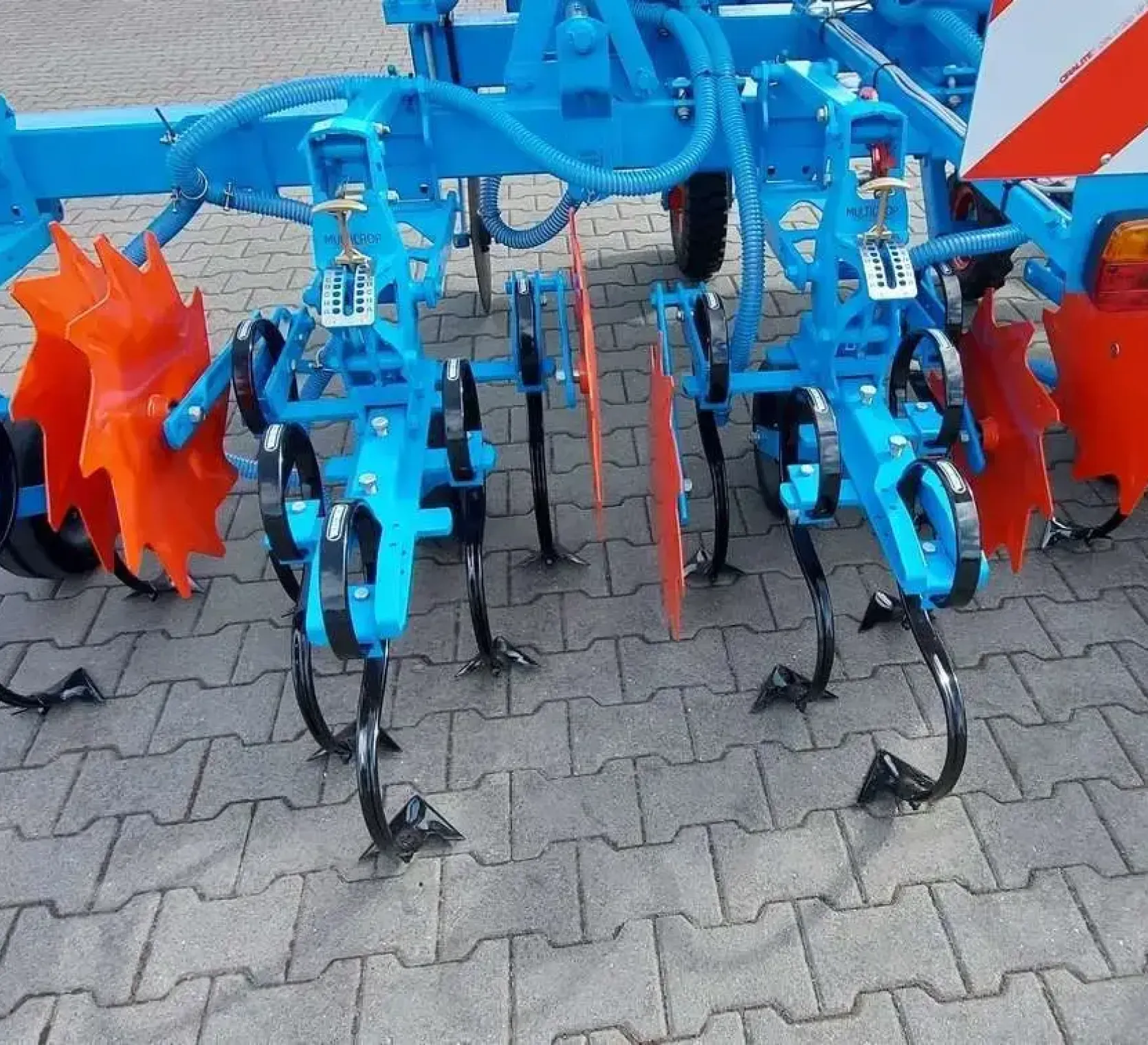Sekcje pielące pielnika Multicrop widok z boku