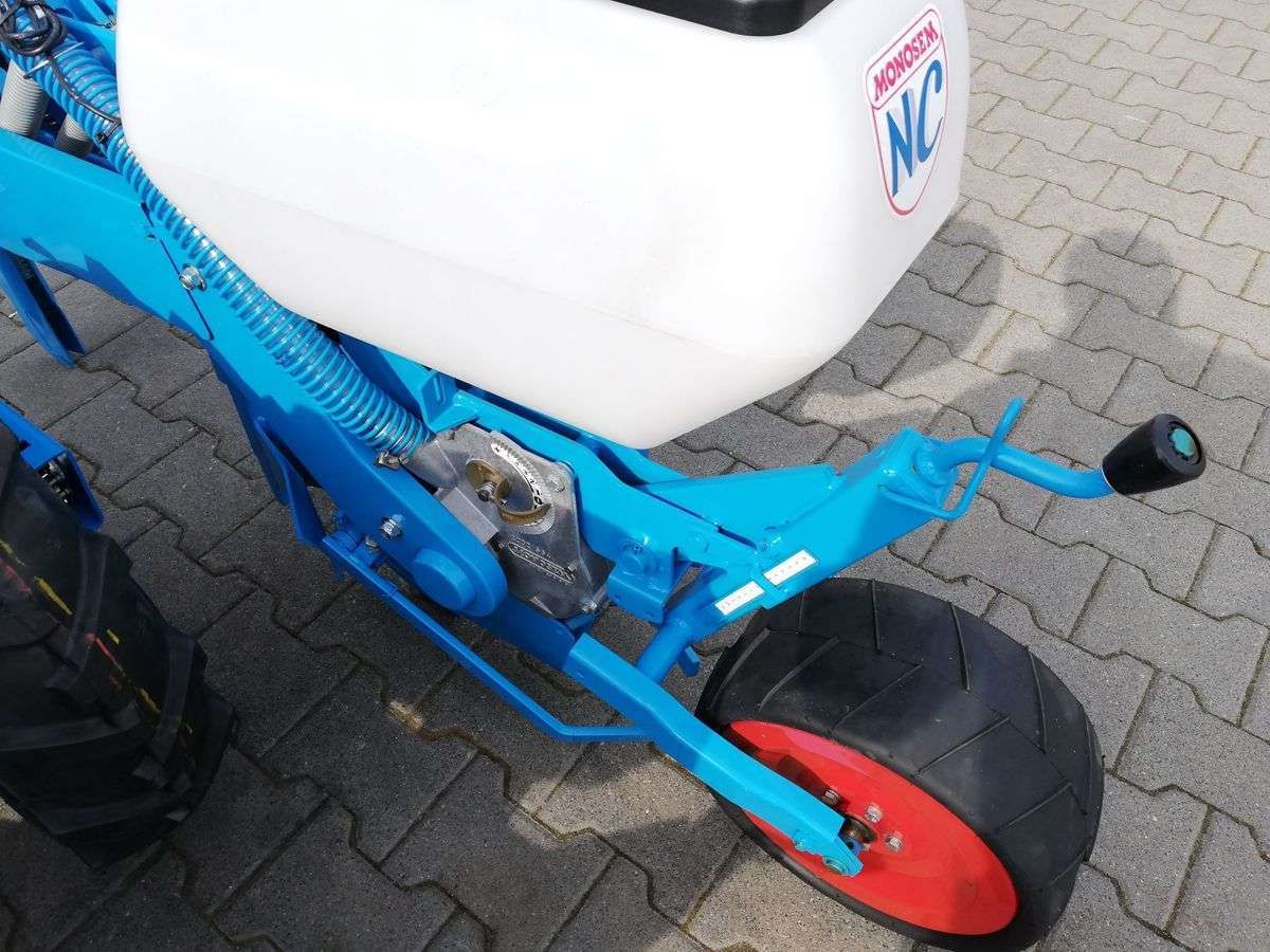 Tylny blok sekcji wysiewającej z regulacją głębokości siewnika punktowego Monosem NC Classic
