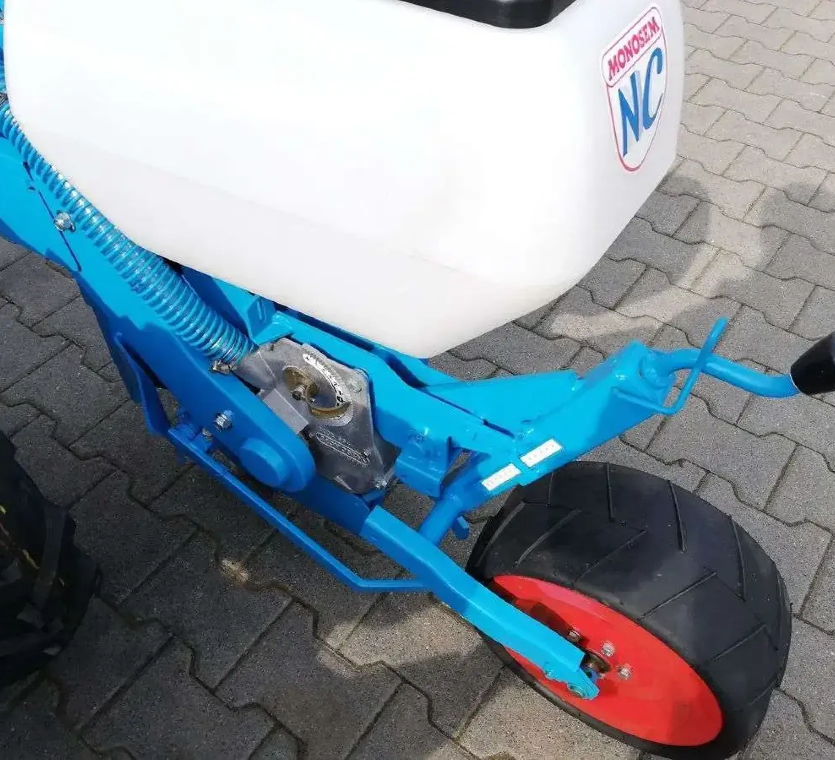 Tylny blok sekcji wysiewającej z regulacją głębokości siewnika punktowego Monosem NC Classic