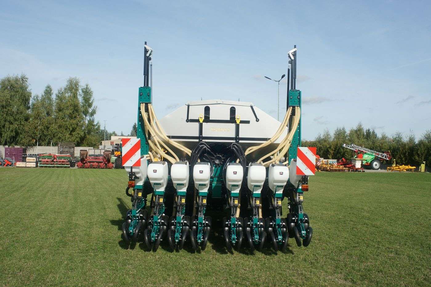 Siewnik punktowy do kukurydzy i buraków 8 rzędowy rozstawy 75 i 45 cm