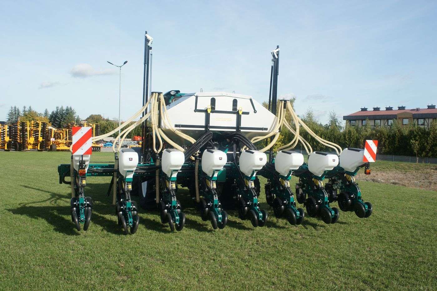 Siewnik punktowy 8 rzędów rozłożony do pracy na ramie rozsuwanej hydraulicznie Easy Set
